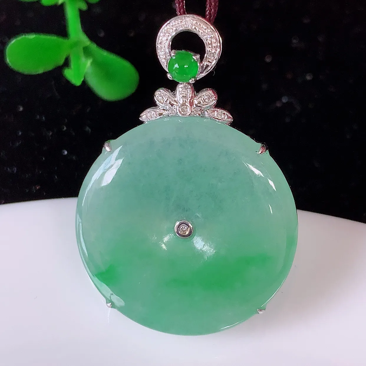 自然光实拍，18K金镶嵌冰种飘绿翡翠平安扣吊坠，玉扣，冰润光泽，寓意平平安安，平安扣佩戴时尚漂亮！#00.12整体30-21-6裸石21-21