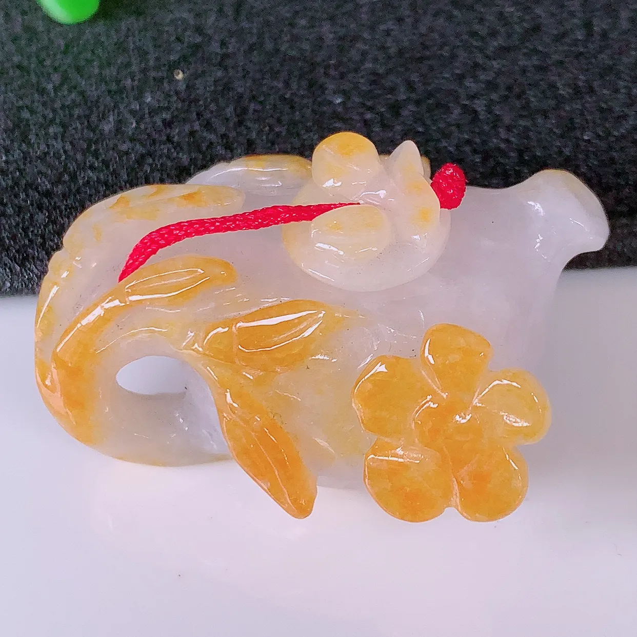 自然光实拍，水润黄翡双彩翡翠茶壶，翠色灵动，玉质细腻，颜色漂亮，品相佳，佩戴佳品！#01.12