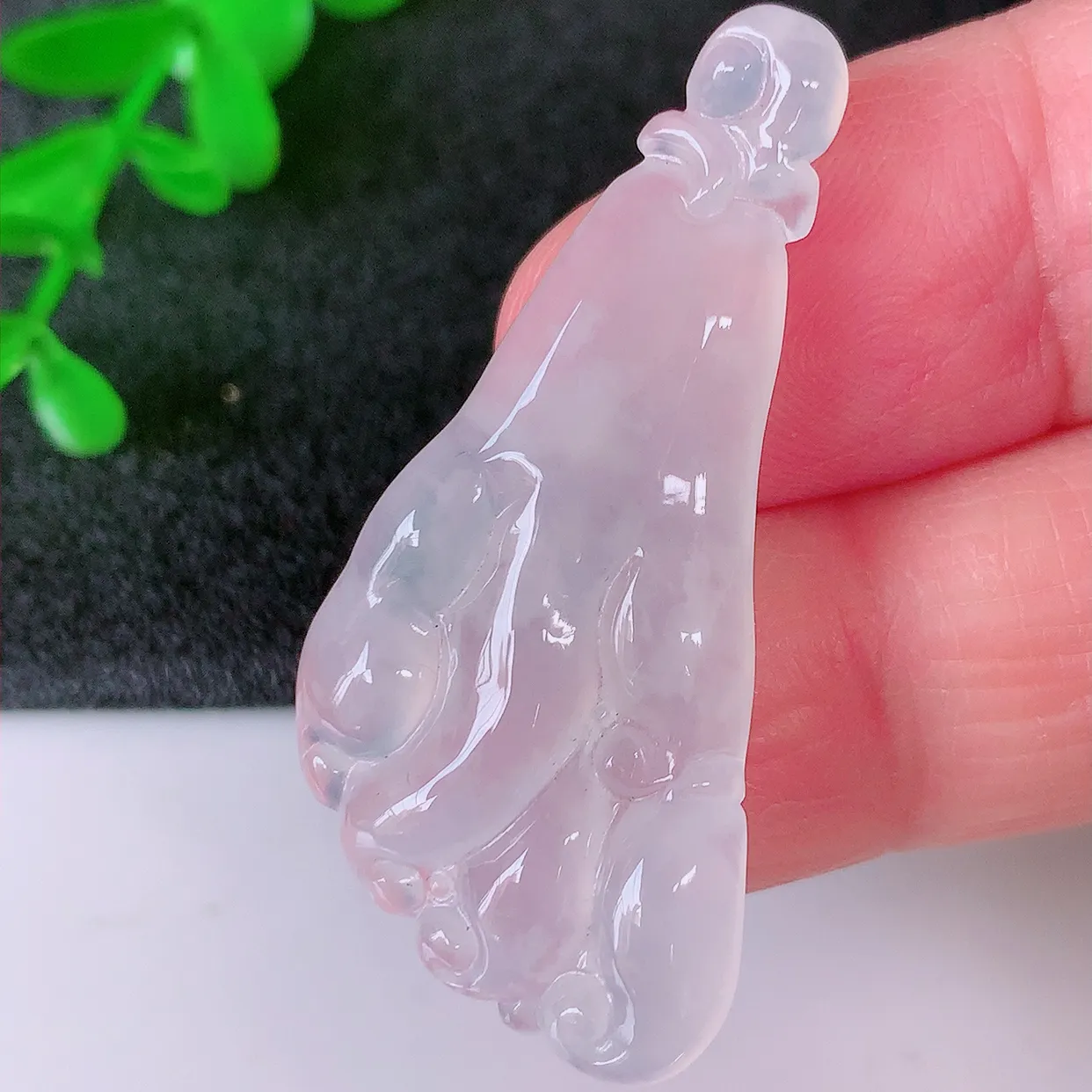 自然光实拍，冰种翡翠佛手吊坠，种老水足，雕工精湛 ，寓意美好，佩戴时尚出众！#01.12