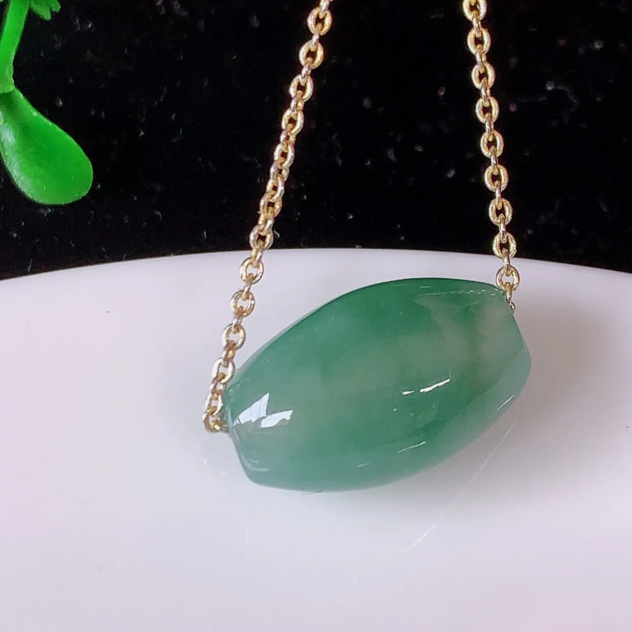 自然光实拍，冰润飘花翡翠路路通吊坠，路路畅通，种老水足，雕工精湛 ，寓意美好，佩戴时尚出众！#94.