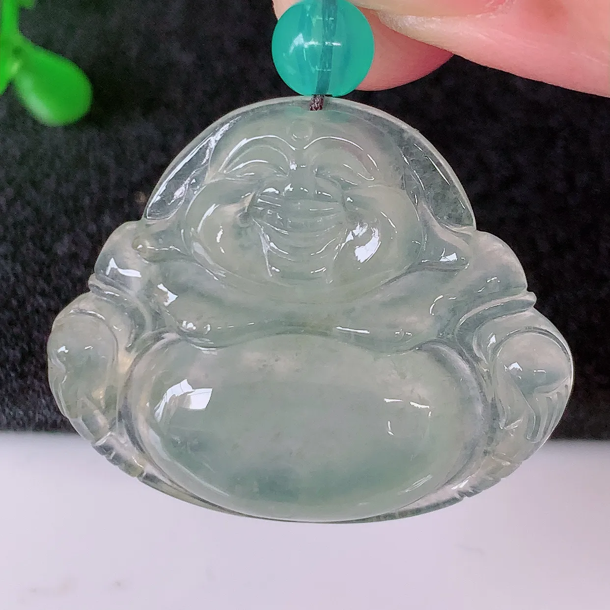 自然光实拍，冰种翡翠佛公吊坠，饱满， 佛公亦保平安，寓意有福（佛公）相伴，品相佳，配戴优雅迷人！#41.12