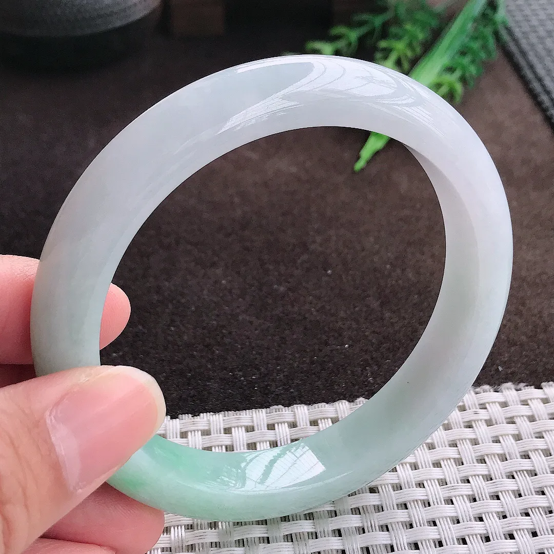 天然a货翡翠61.5/12.5/8:老坑冰润飘绿大圈口手镯宽边翡翠玉手镯