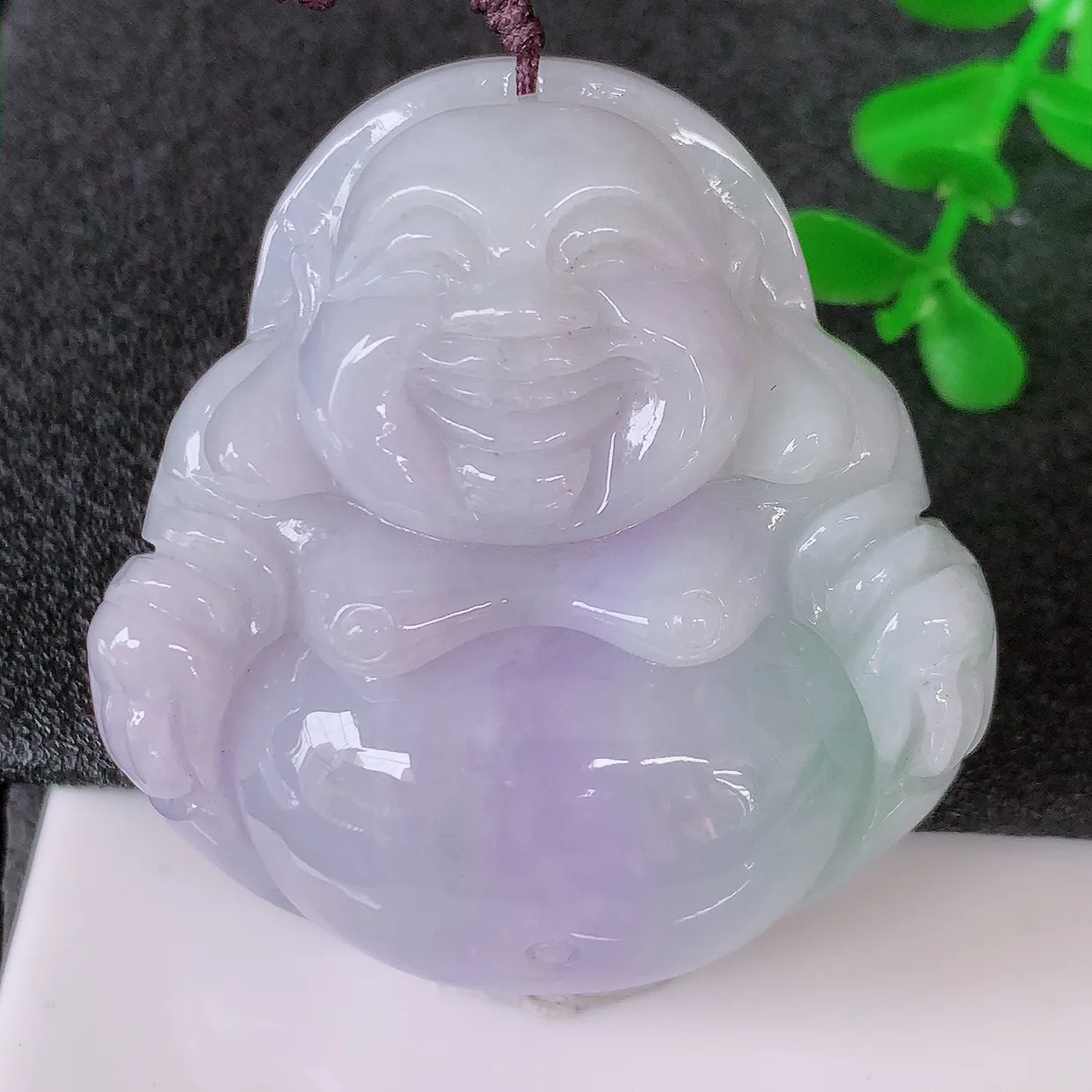 自然光实拍，大件春带彩翡翠佛公吊坠，饱满， 佛公亦保平安，寓意有福（佛公）相伴，品相佳，配戴优雅迷人！#41.12