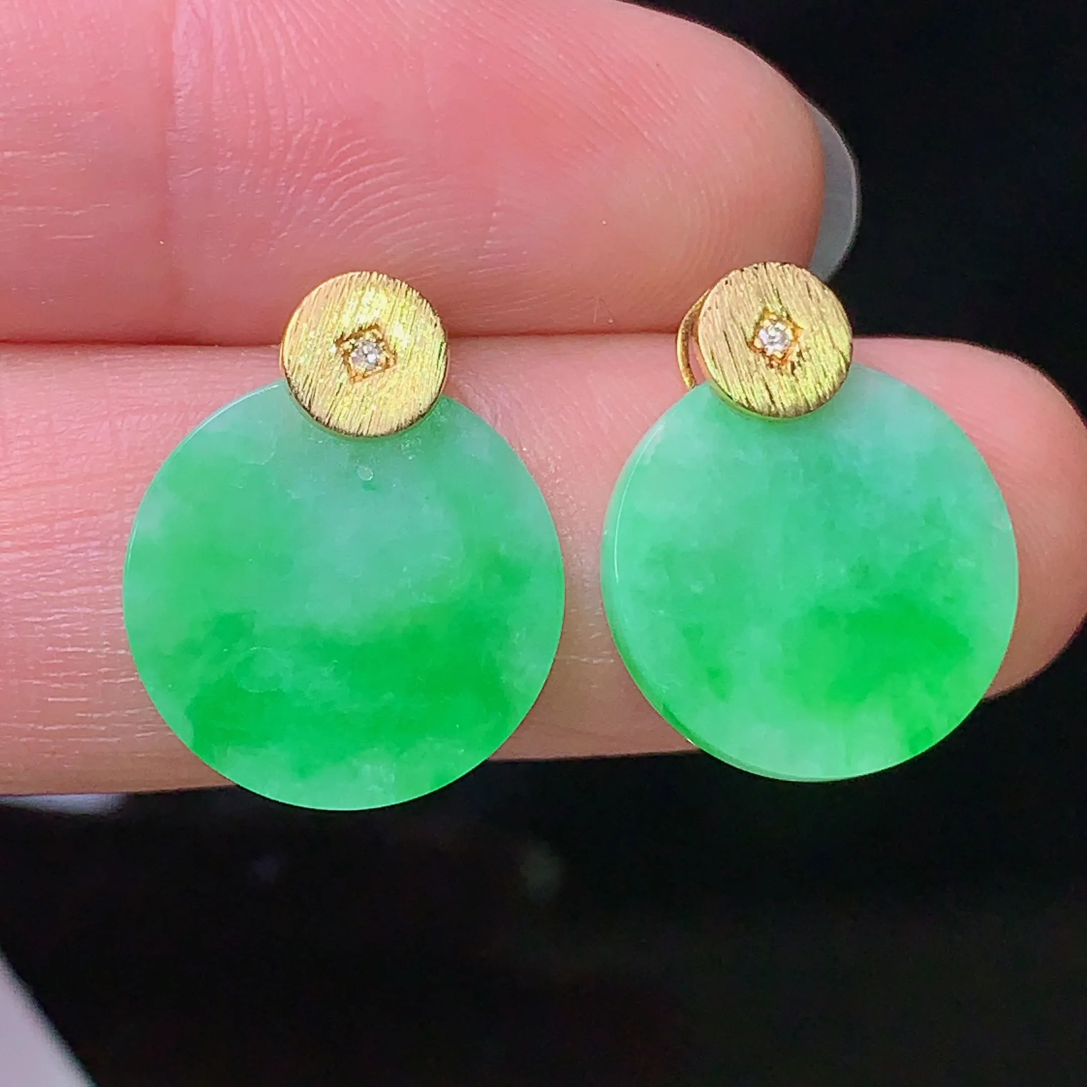 18k金镶嵌翠绿圆牌耳钉 玉质细腻 色泽清新艳丽 整体尺寸16.7*13.6*2