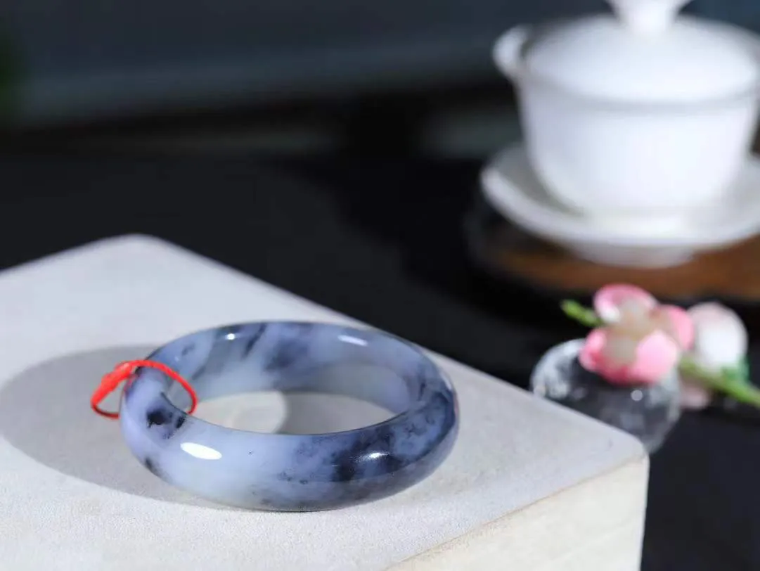 【籽.水墨风情.手镯】

新疆和田籽料青花手镯 玉质细腻饱满，镯型大气，脂感油润。青花晕染轻淌，让人