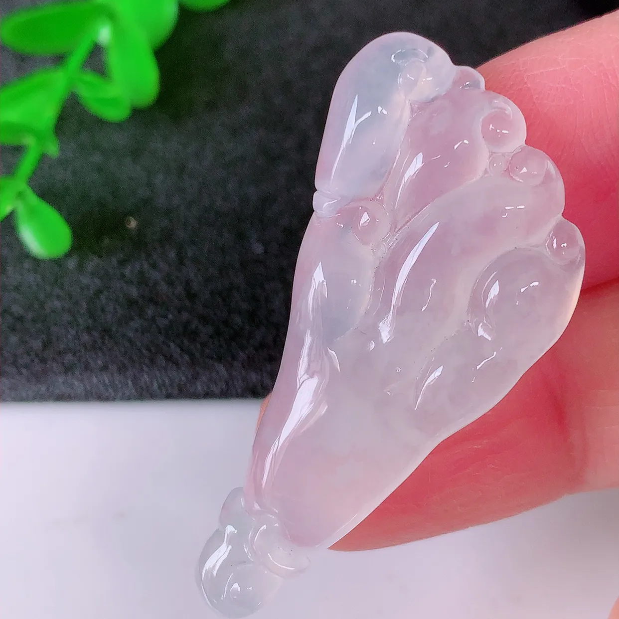 自然光实拍，冰种翡翠佛手吊坠，种老水足，雕工精湛 ，寓意美好，佩戴时尚出众！#01.12