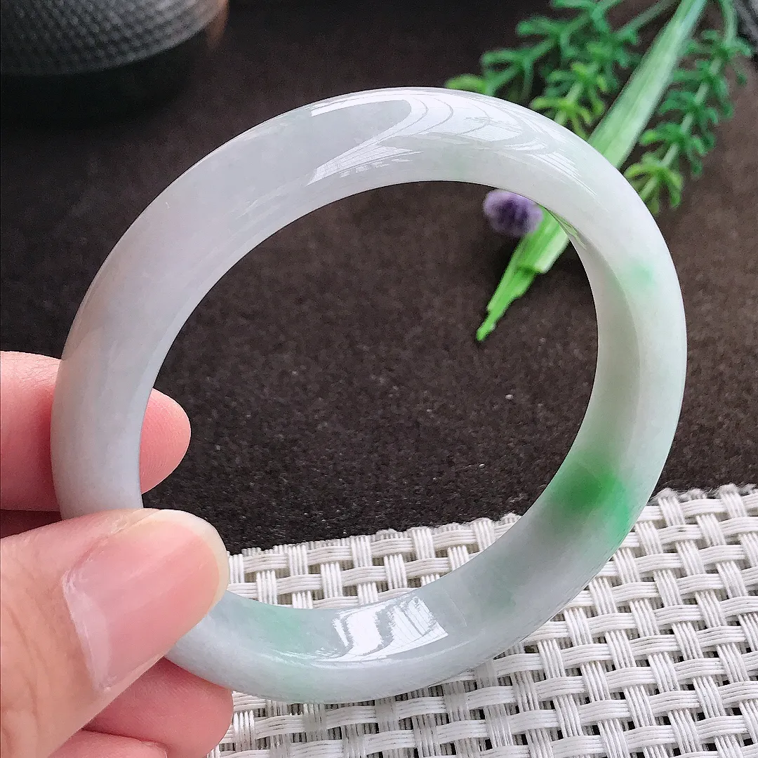 天然a货翡翠55.5/12.2/8老坑精美温润飘阳绿手镯宽边翡翠玉手镯