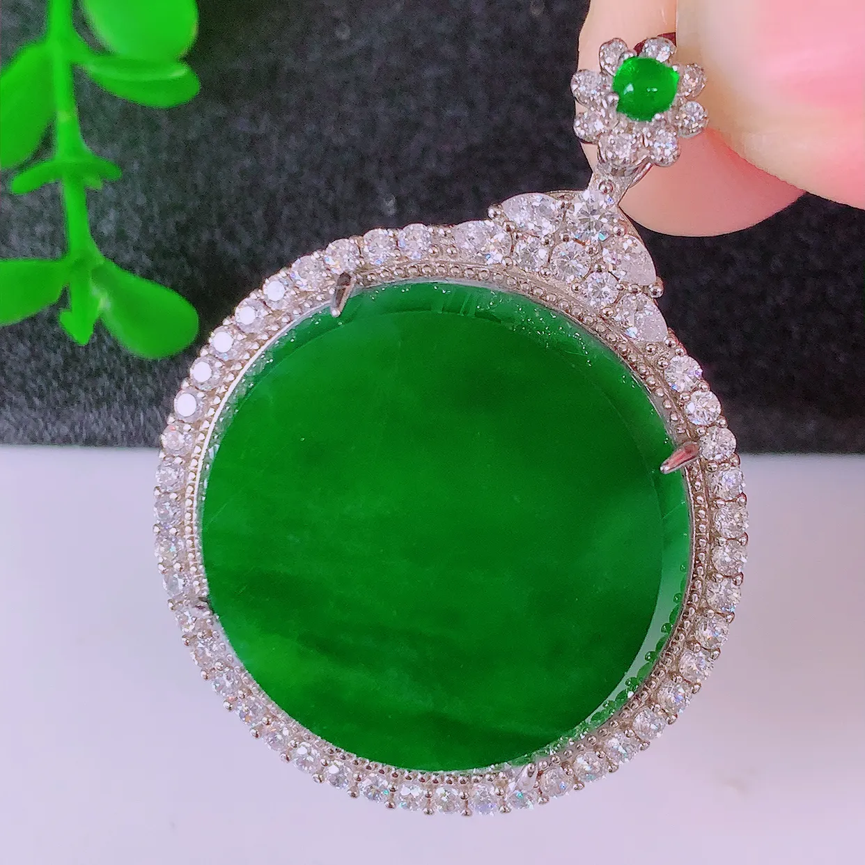 冰透满绿翡翠925银镶嵌圆无事牌吊坠，自然光实拍，翠色灵动，颜色漂亮，种老水足，品相佳，佩戴佳品！#