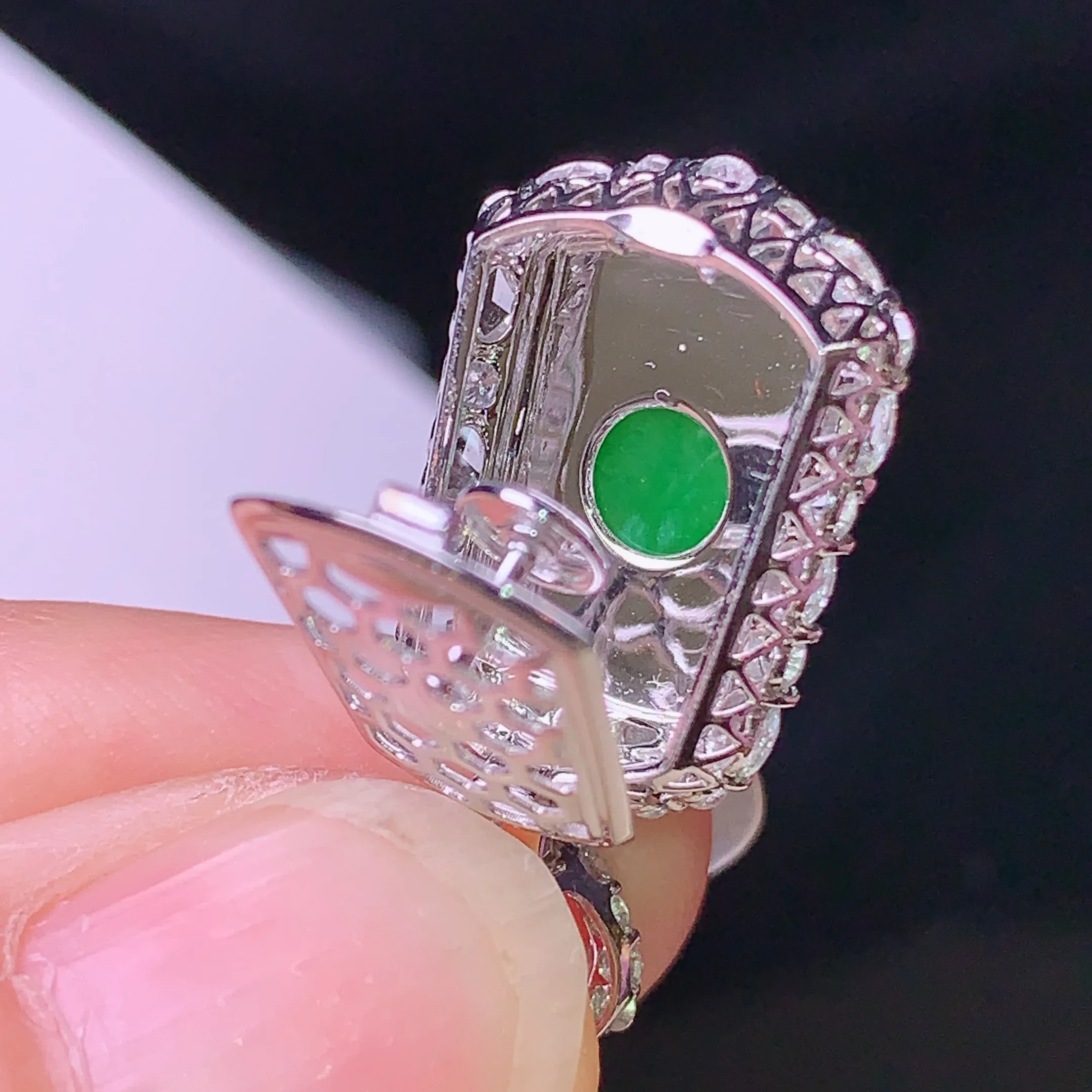 18k金钻镶嵌吊坠 玉质细腻 色泽清新艳丽 整体尺寸24.8*12.5*7.2