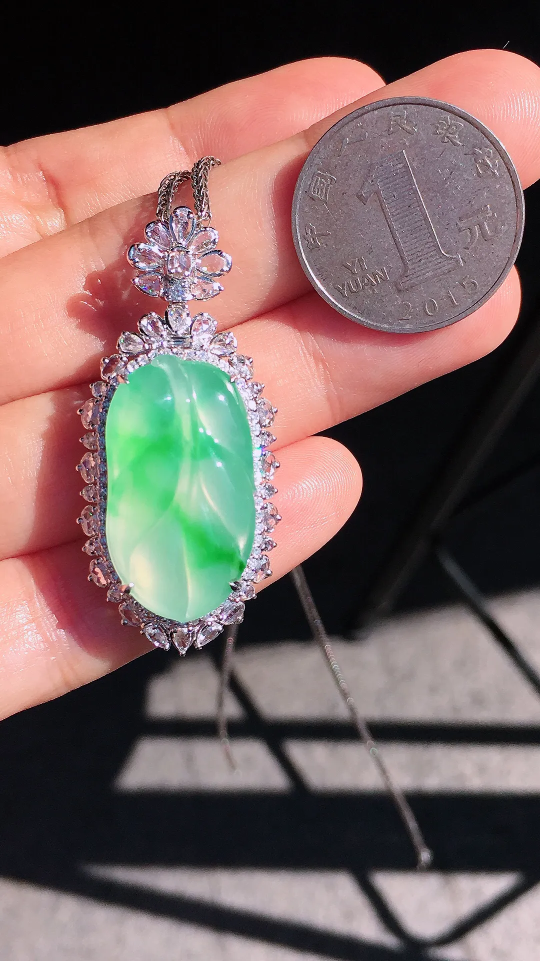 飘绿玉叶吊坠，色泽艳丽，玉质细腻，荧光感超
强，饱满圆润，尽显优雅气质，18k
金豪华镶嵌