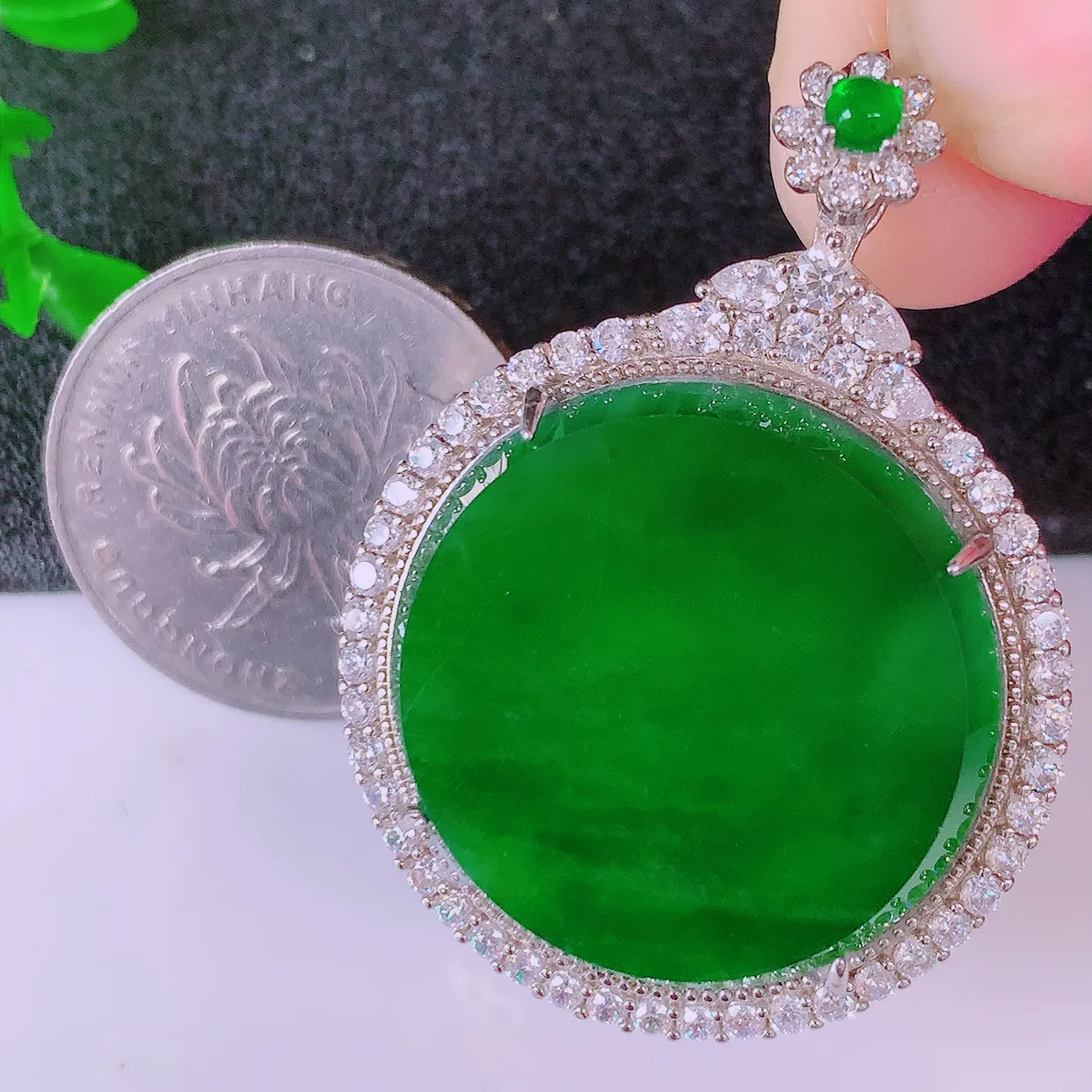 冰透满绿翡翠925银镶嵌圆无事牌吊坠，自然光实拍，翠色灵动，颜色漂亮，种老水足，品相佳，佩戴佳品！#98.12整体41*30.5*11裸石24.5*24.5
