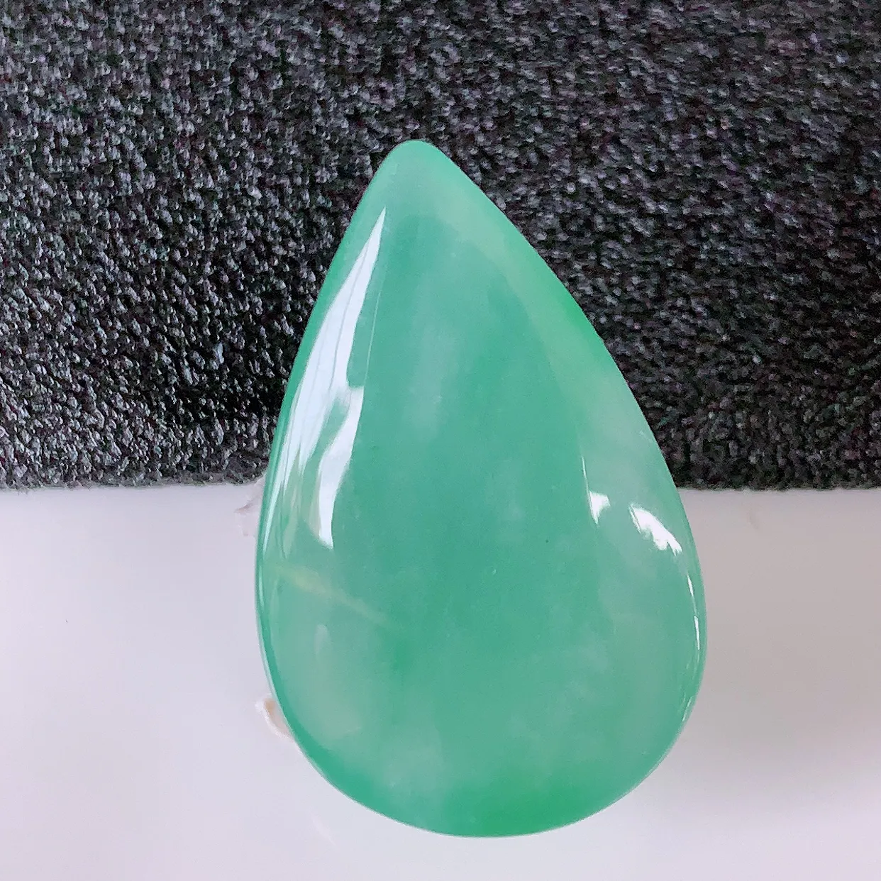自然光实拍，冰种飘绿翡翠水滴，种老水足，雕工精湛 ，寓意美好，佩戴时尚出众！#94.12