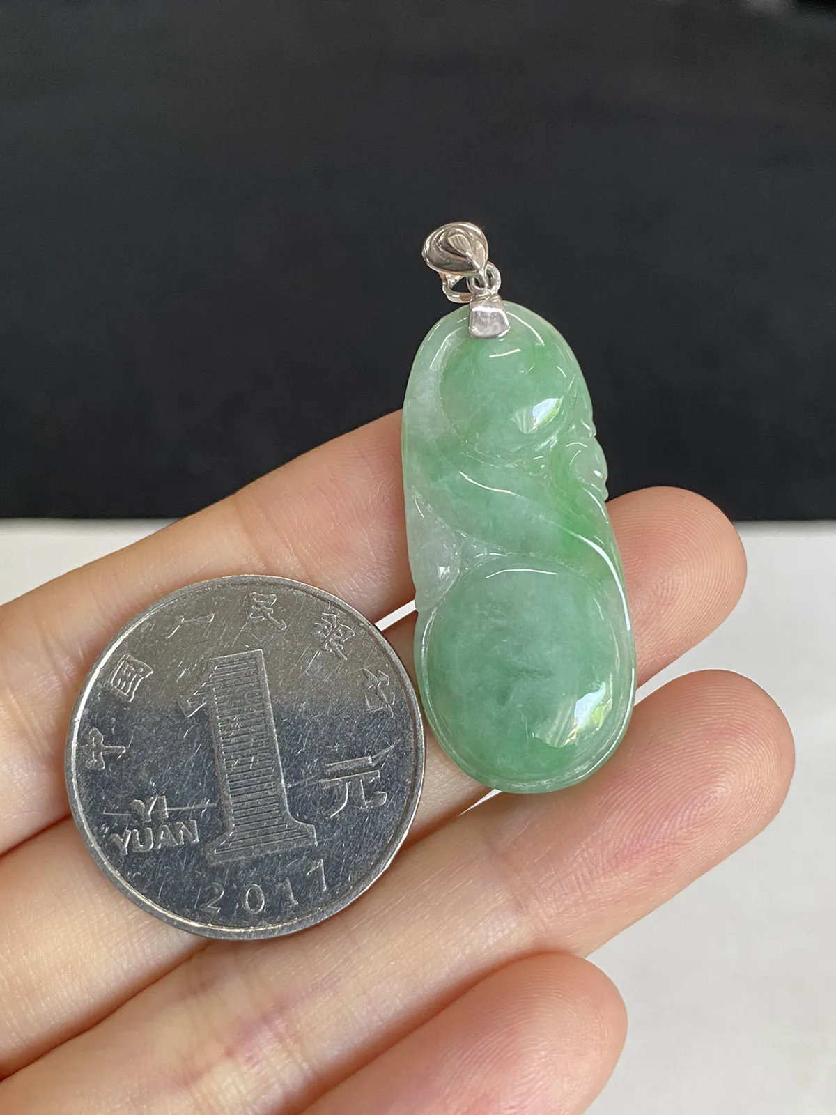 翡翠糯化种浅绿色吊坠，印记：G18K