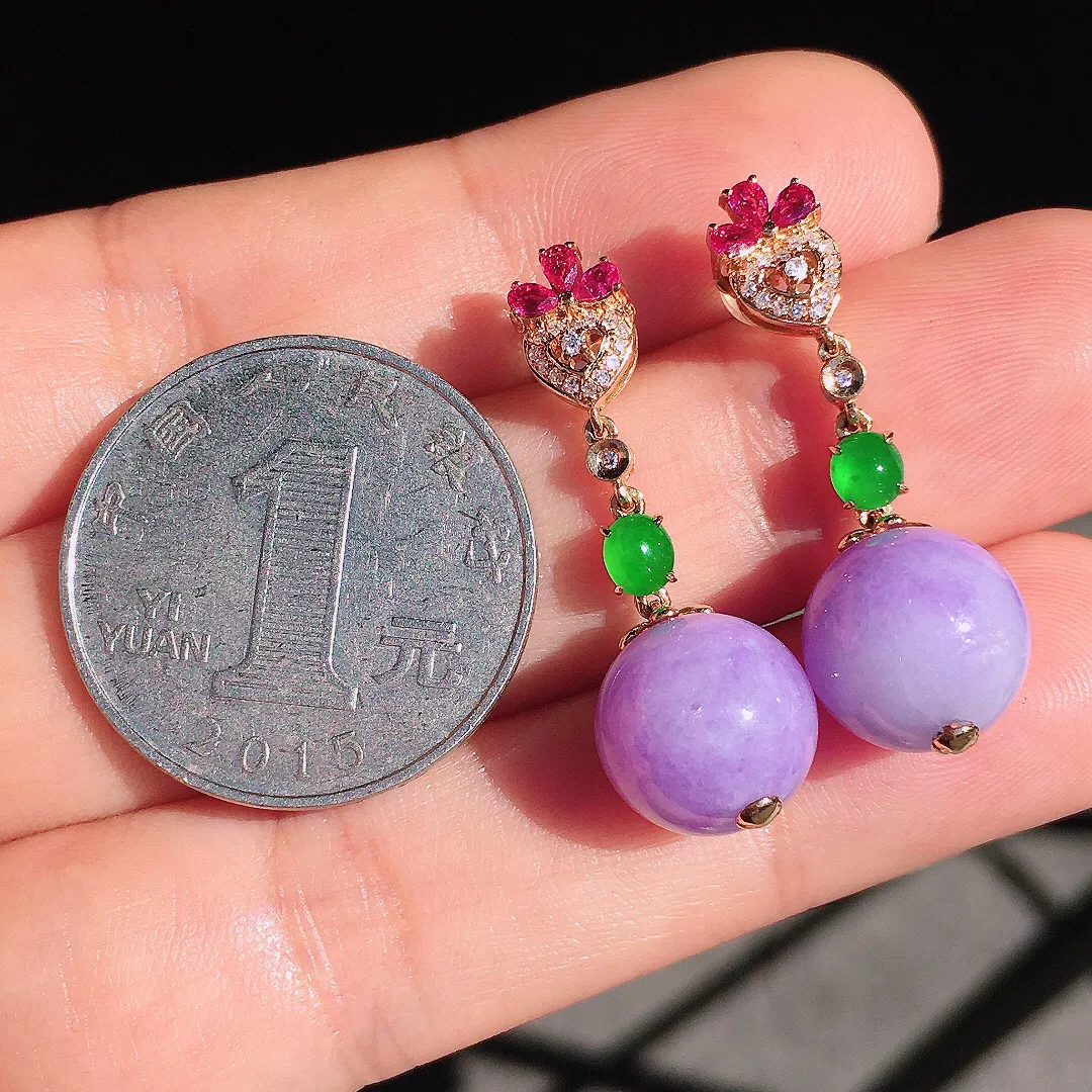 紫罗兰珠子耳坠，色泽均匀艳丽，玉质细腻，饱满圆润，尽显优雅气质，18k
金豪华镶嵌