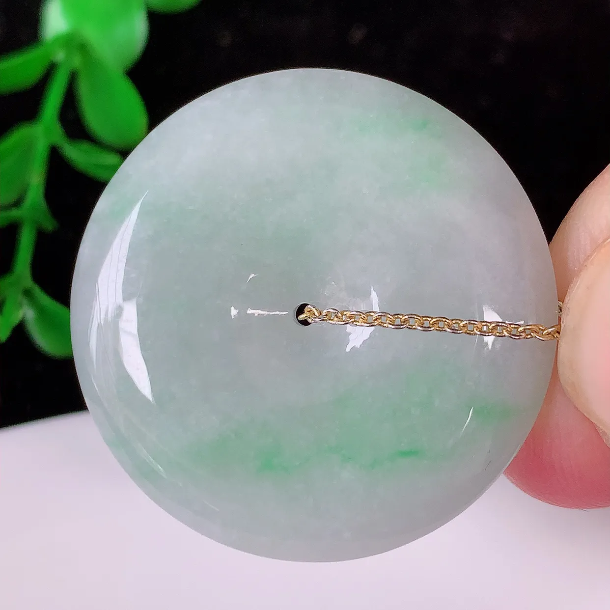 自然光实拍，冰润飘绿翡翠平安扣吊坠，种老水足，雕工精湛 ，寓意美好，佩戴时尚出众！#94.12