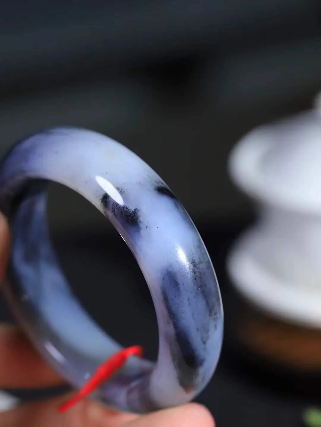 【籽.水墨风情.手镯】

新疆和田籽料青花手镯 玉质细腻饱满，镯型大气，脂感油润。青花晕染轻淌，让人迷醉其中，就如身在云雾飘渺的群山之中，雾气升腾～重98.3克 尺寸58.5-17.8-10.6mm FDT-77110700