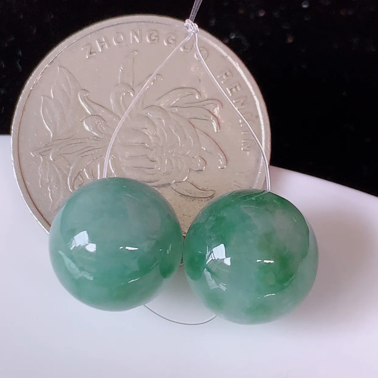 自然光实拍，冰飘花翡翠一对转运珠，路路通吊坠，寓意“时来运转，财源滚滚” 寓意佳，荧光灼灼，转运珠佩戴时尚优雅！#49.12