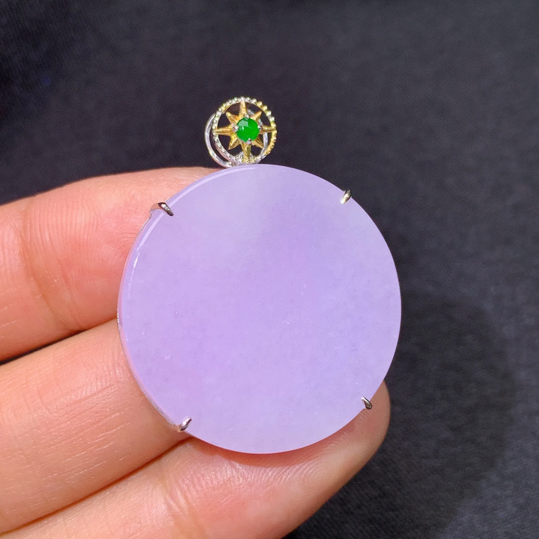 冰紫罗兰圆牌吊坠，18k金镶嵌，温润细腻，颜色鲜艳，整体尺寸33.1*26.5*5.8