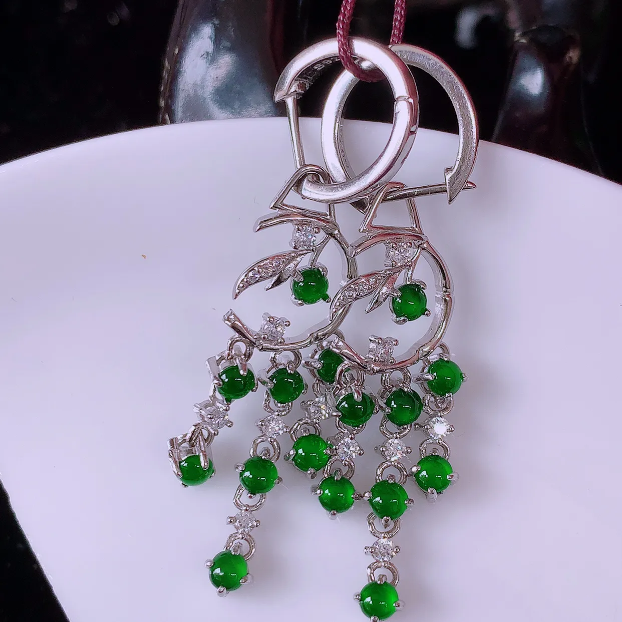 冰透满绿翡翠925银镶嵌耳坠，自然光实拍，翠色灵动，颜色漂亮，种老水足，品相佳，佩戴佳品！#98.12整体45.5-11*4裸石2.8*2.8