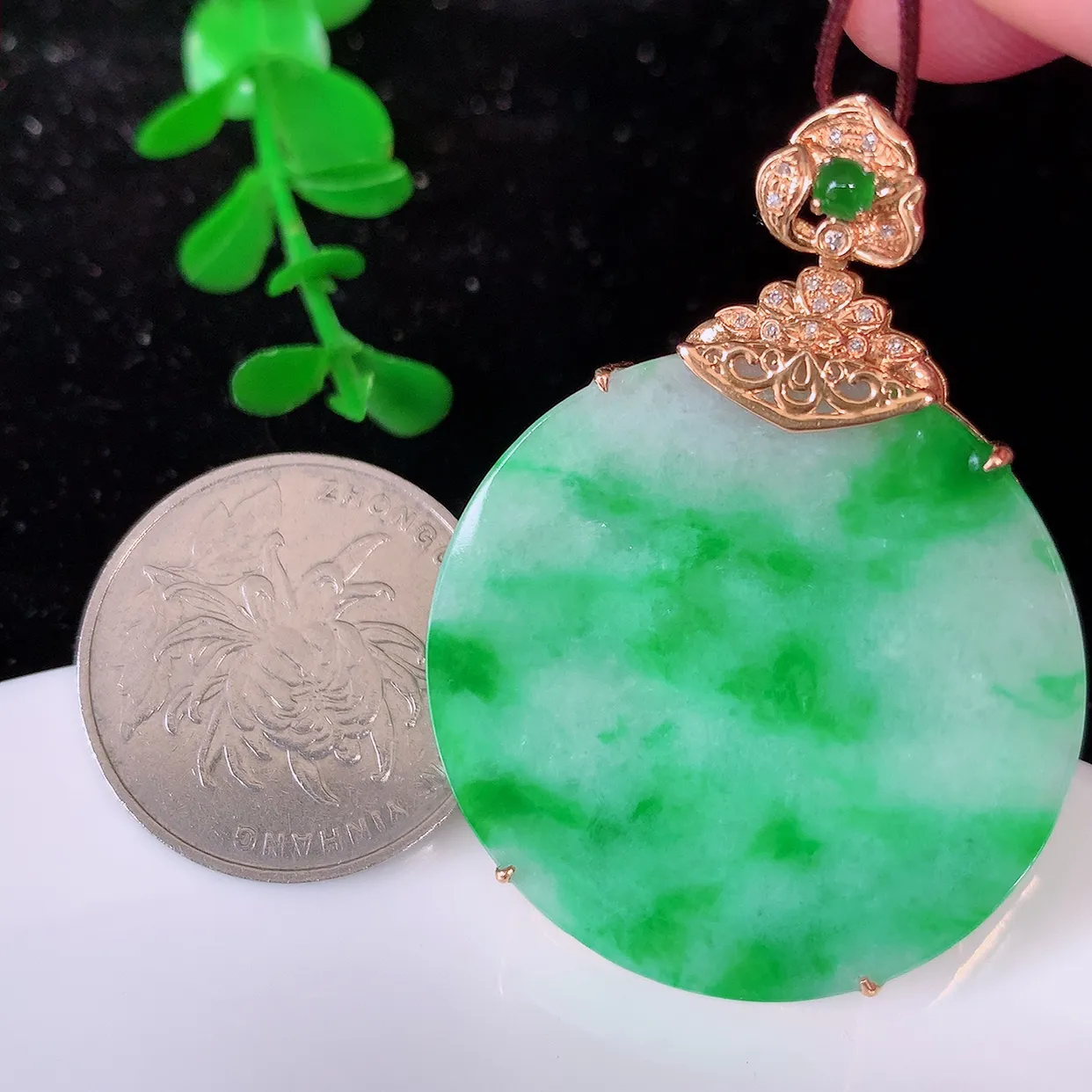 自然光实拍，18K金镶嵌水润飘绿翡翠平安无事牌吊坠，平平安安，无事牌翠色灵动，佩戴平安时尚！#00.12整体46*33.5*5.6裸裸33.5*33.5