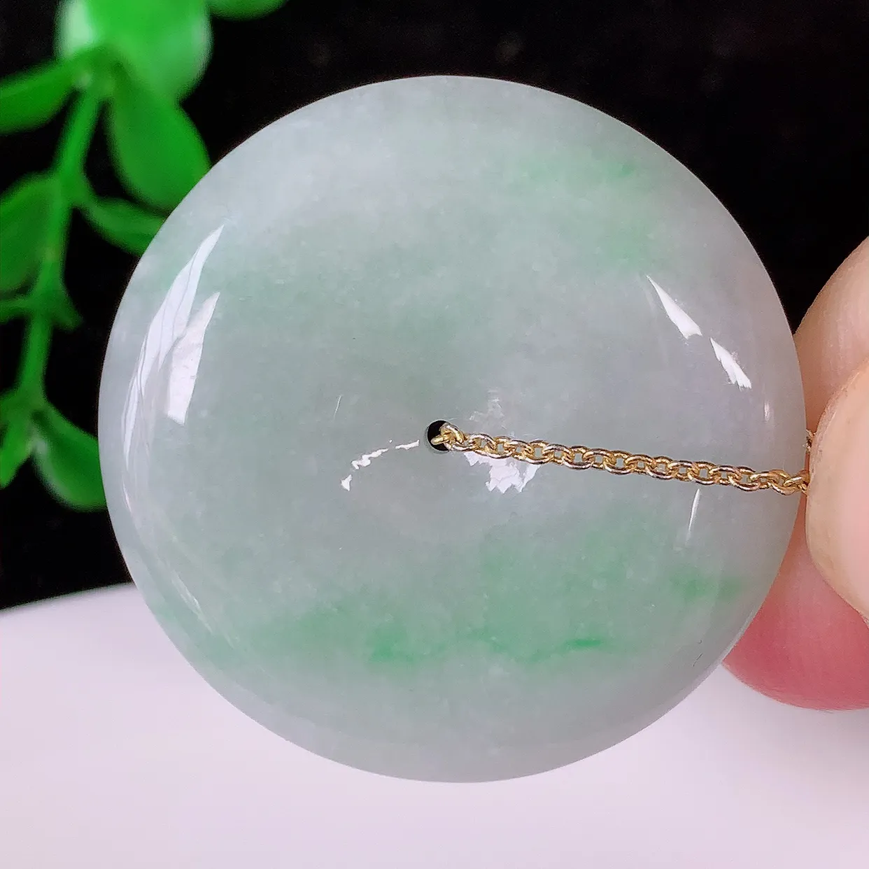 自然光实拍，冰润飘绿翡翠平安扣吊坠，种老水足，雕工精湛 ，寓意美好，佩戴时尚出众！#94.12