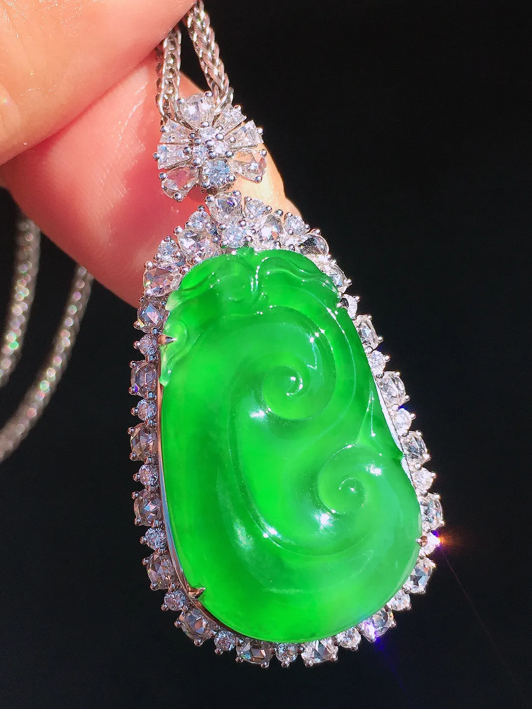 阳绿如意吊坠，色泽均匀艳丽，玉质细腻，荧光感超
强，饱满圆润，尽显优雅气质，18k
金豪华镶嵌