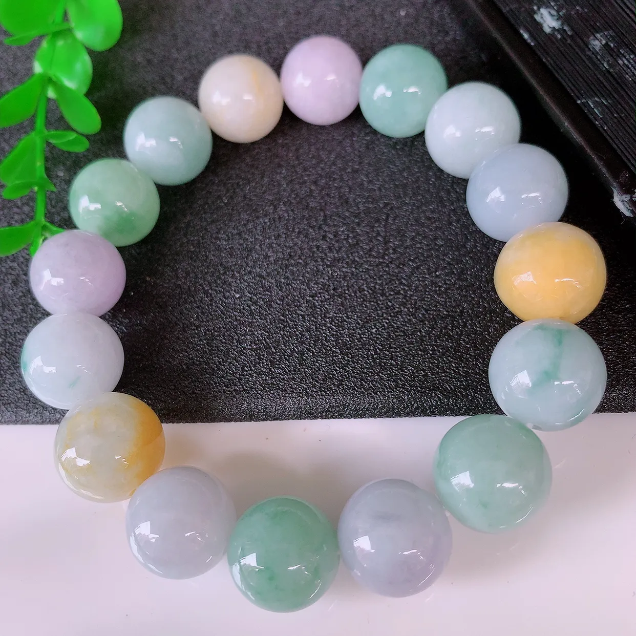 自然光实拍，大颗冰润多宝翡翠手链，多彩翡翠手串，颜色丰富，料子细腻，高档大气，自戴送礼佳品！#46.12取一尺寸13.5mm