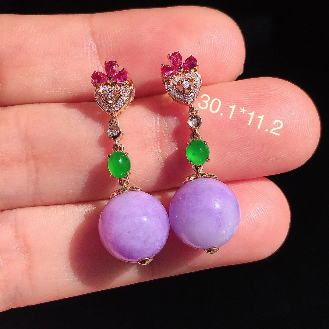 紫罗兰珠子耳坠，色泽均匀艳丽，玉质细腻，饱满圆润，尽显优雅气质，18k
金豪华镶嵌