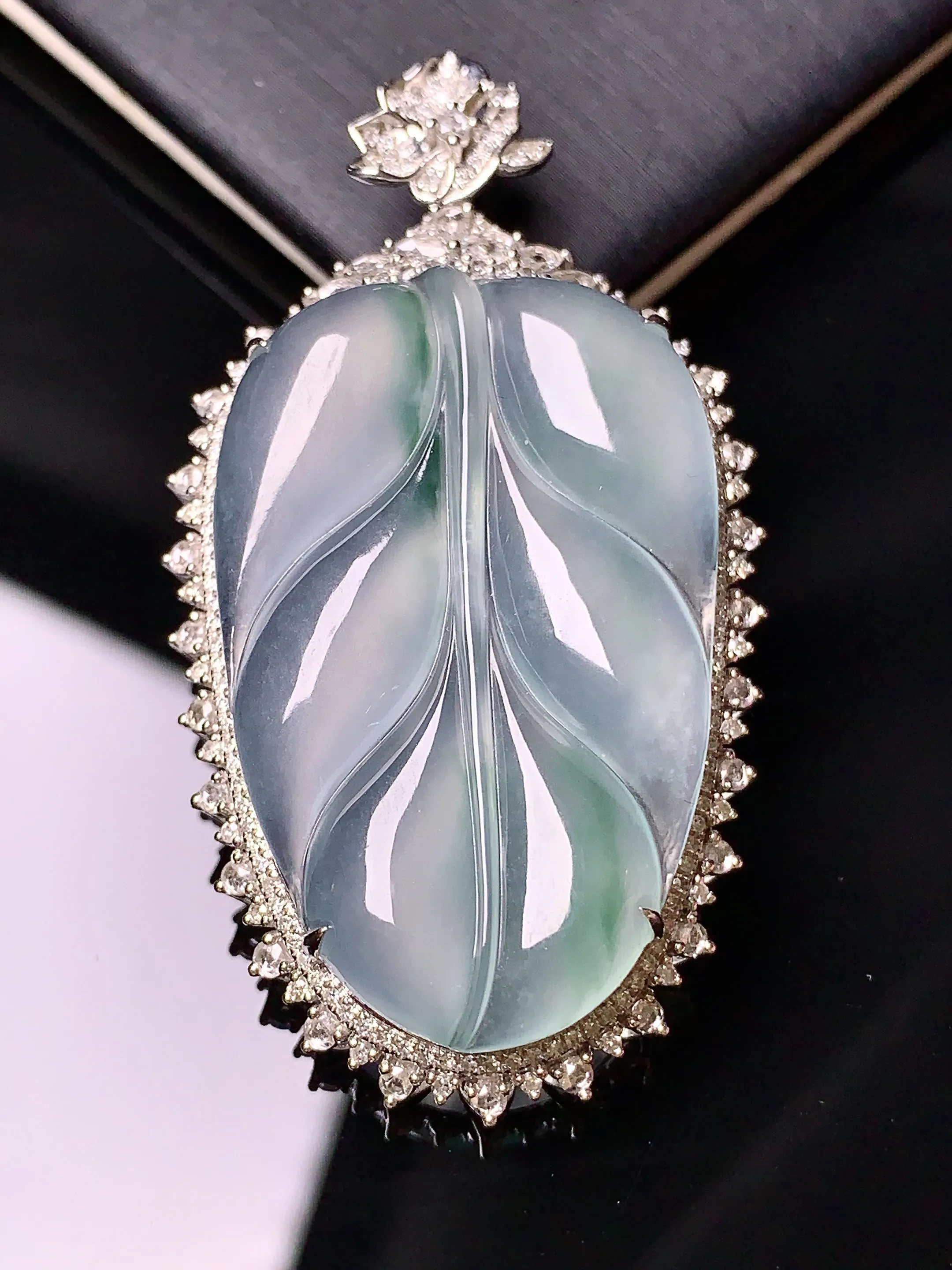 18k金钻镶嵌冰种飘绿树叶吊坠 玉质细腻 色泽清新艳丽 整体尺寸50.5*27.5*10