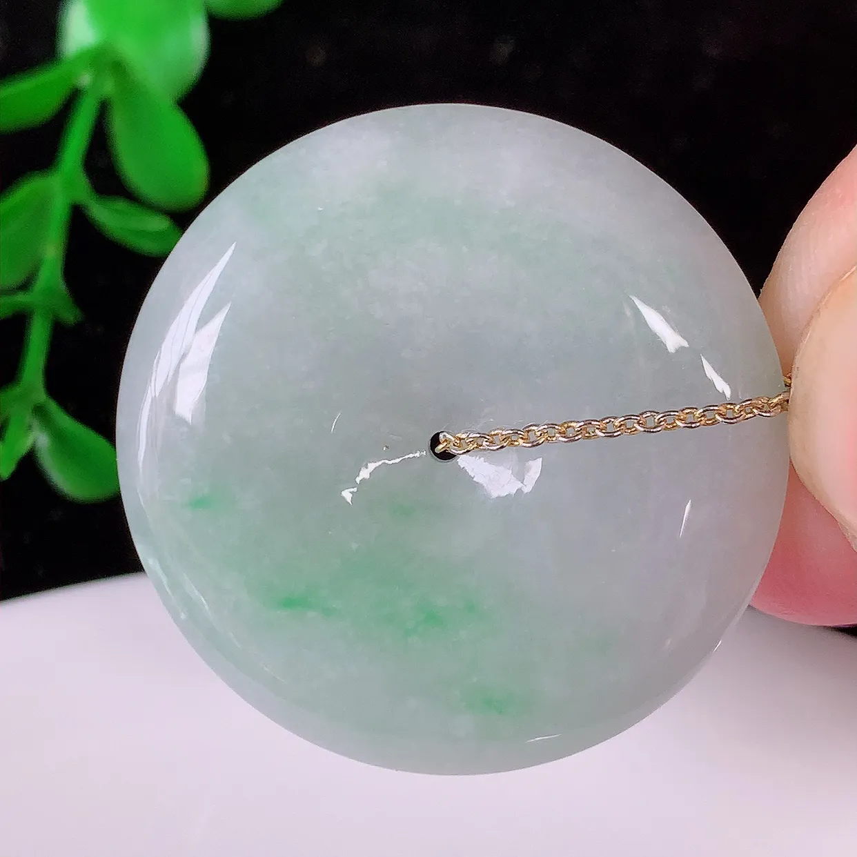 自然光实拍，冰润飘绿翡翠平安扣吊坠，种老水足，雕工精湛 ，寓意美好，佩戴时尚出众！#94.12