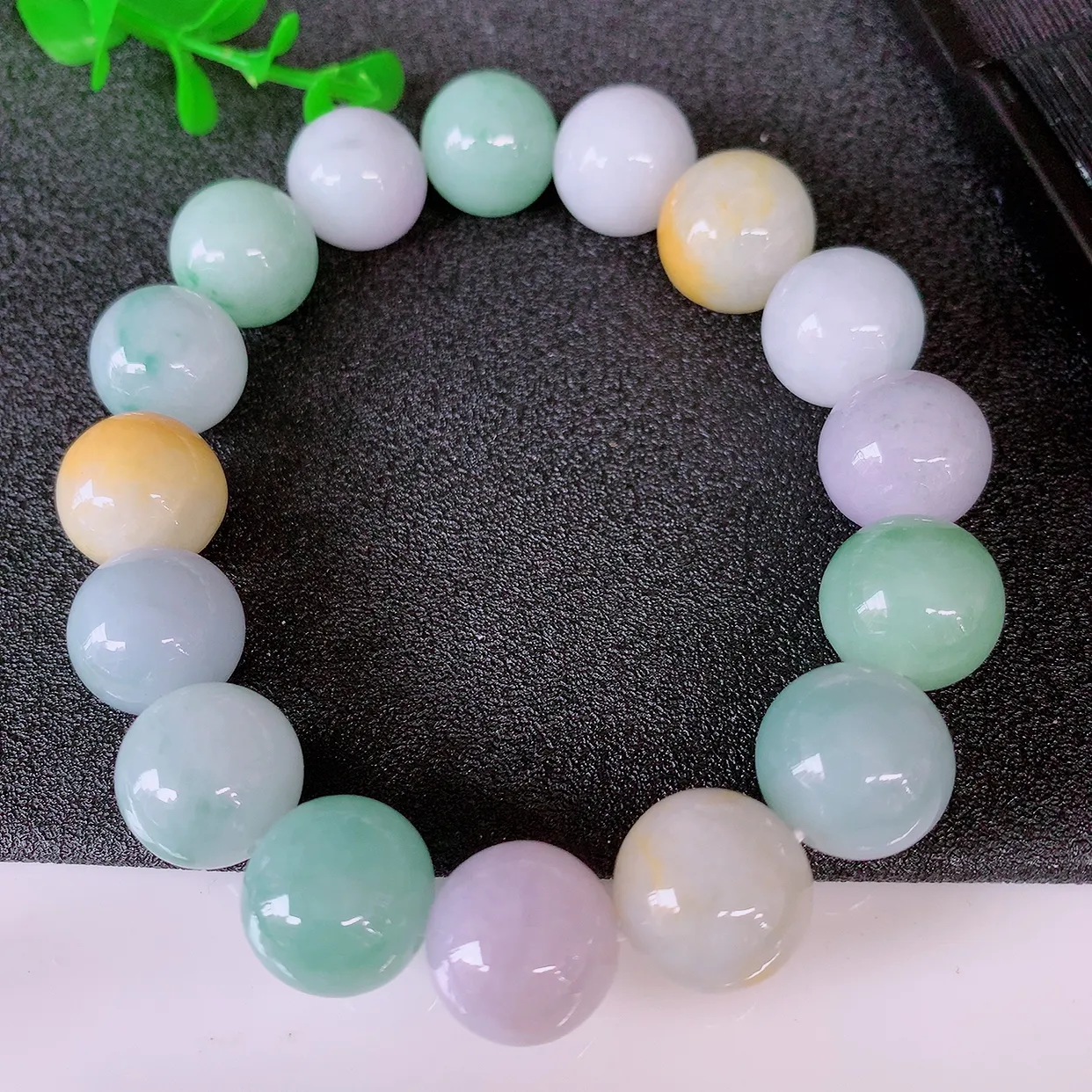 自然光实拍，大颗冰润多宝翡翠手链，多彩翡翠手串，颜色丰富，料子细腻，高档大气，自戴送礼佳品！#46.12取一尺寸13.5mm