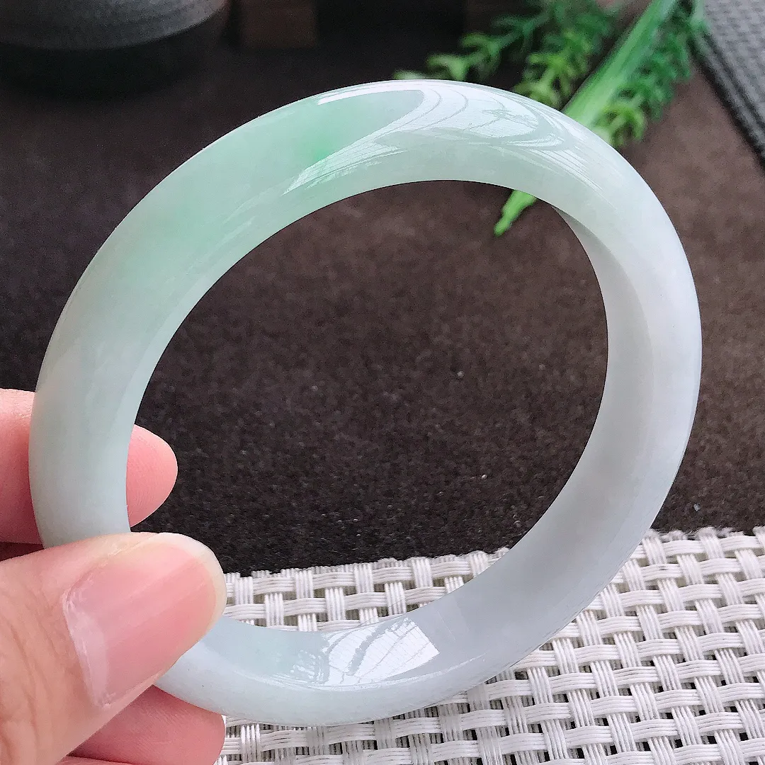 天然a货翡翠61.5/12.5/8:老坑冰润飘绿大圈口手镯宽边翡翠玉手镯