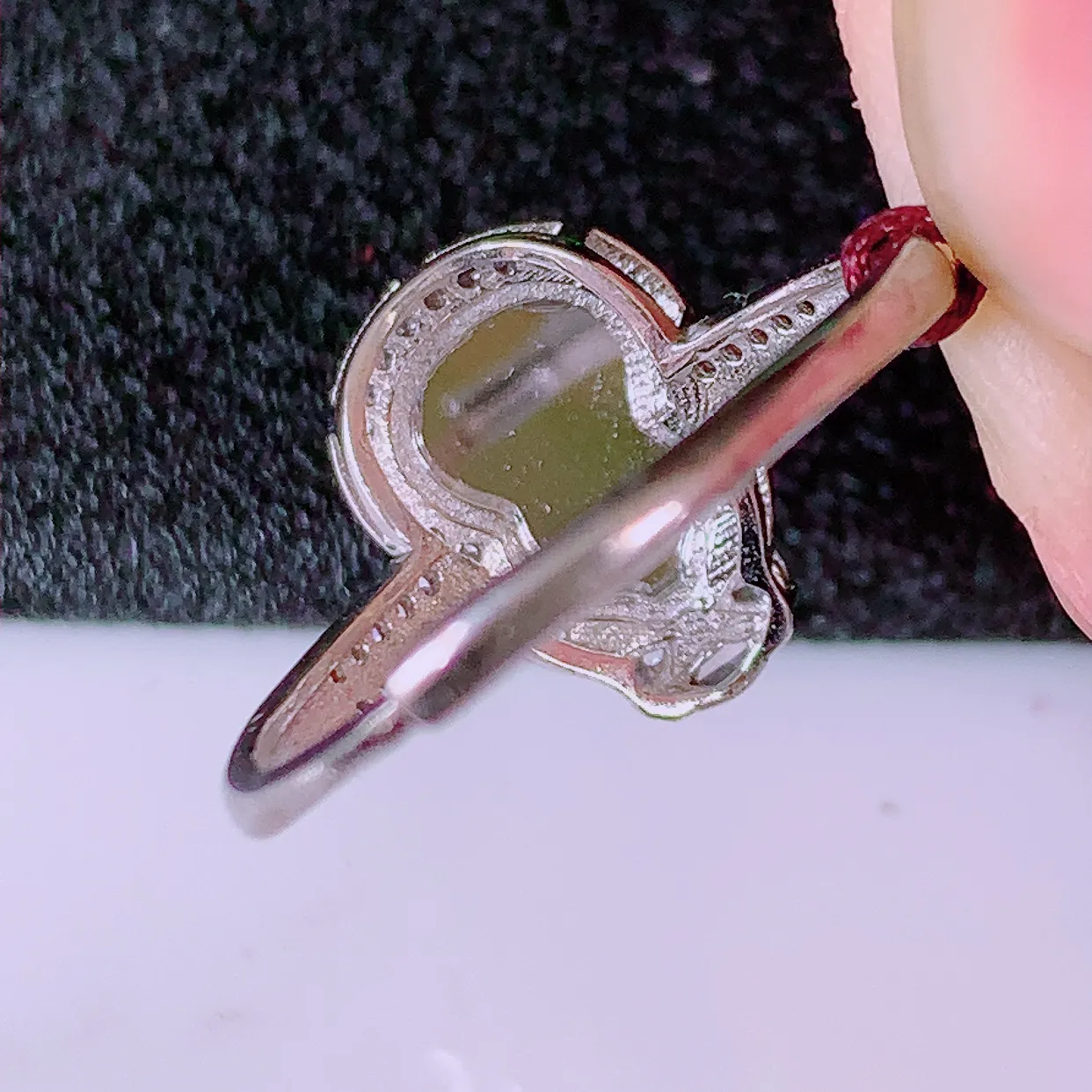 冰透满绿翡翠925银镶嵌葫芦戒指，自然光实拍，翠色灵动，颜色漂亮，种老水足，品相佳，佩戴佳品！#98.12（圈口可调大小）整体24*17.8*5.5裸石10*6.5