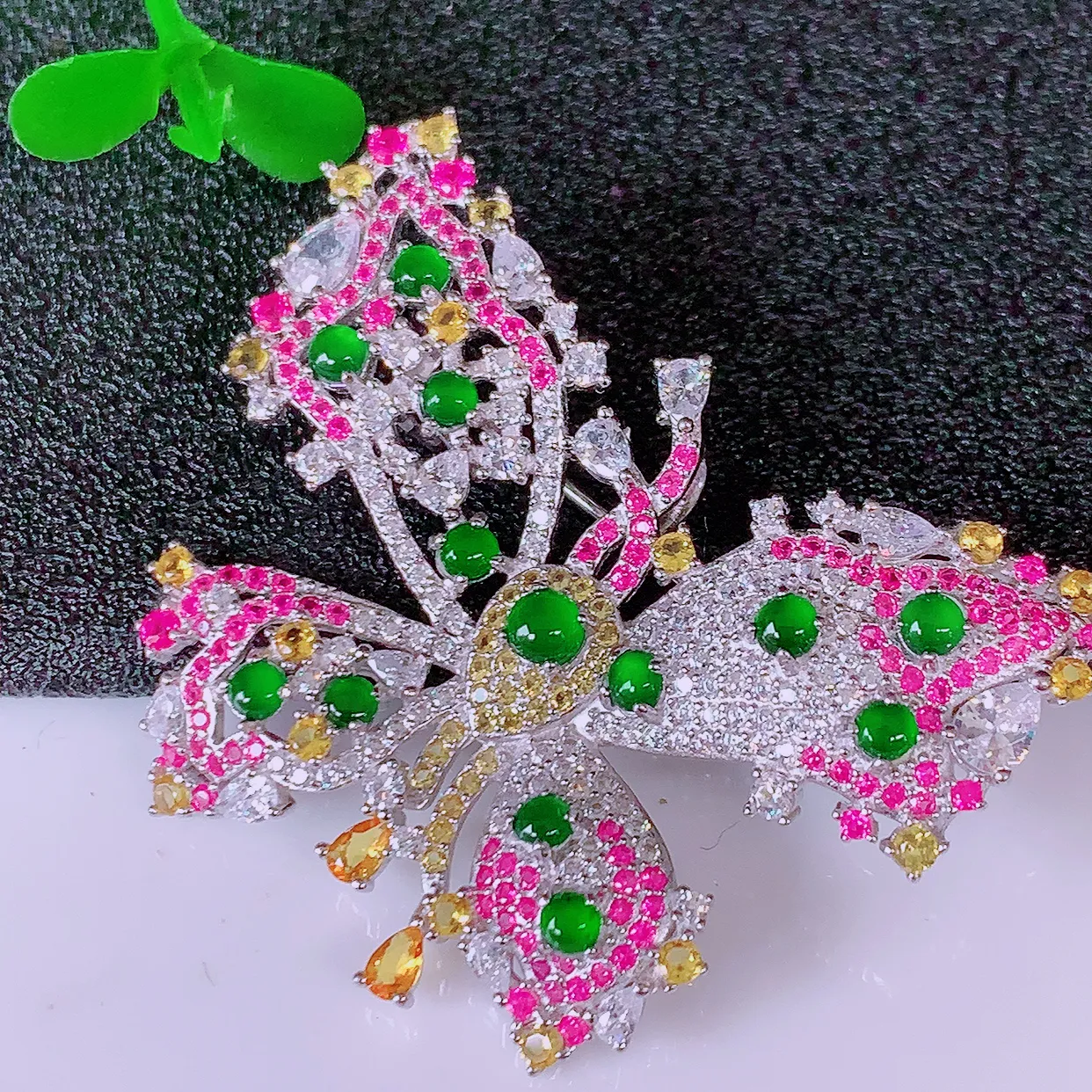 冰透满绿翡翠925银镶嵌蝴蝶胸针，自然光实拍，翠色灵动，颜色漂亮，种老水足，品相佳，佩戴佳品！#98.12整体39*28.5*6.5裸石2*2