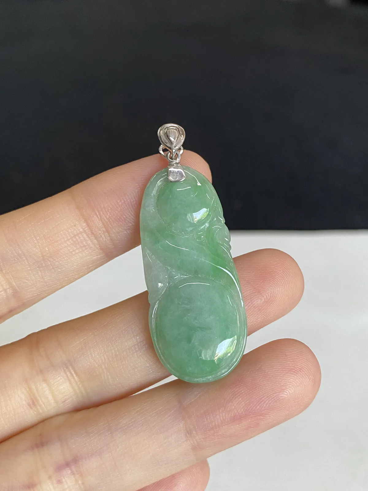 翡翠糯化种浅绿色吊坠，印记：G18K