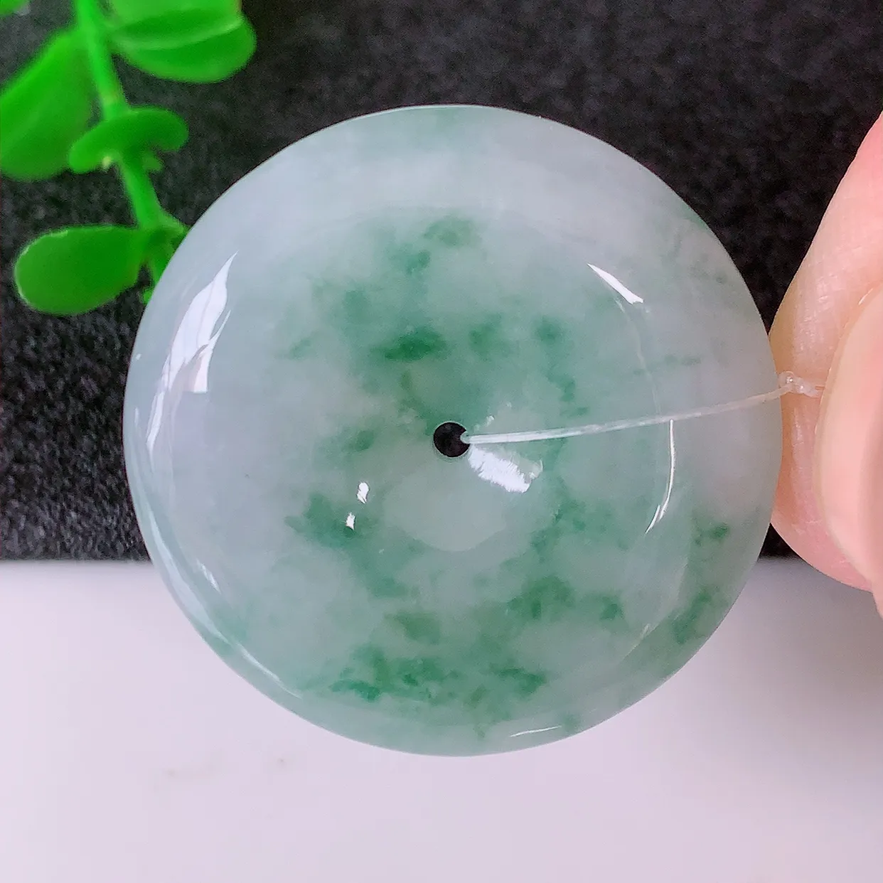 自然光实拍，冰胶飘花翡翠平安扣吊坠，翠色灵动，种老水足，寓意好，品相佳，佩戴佳品！#49.12