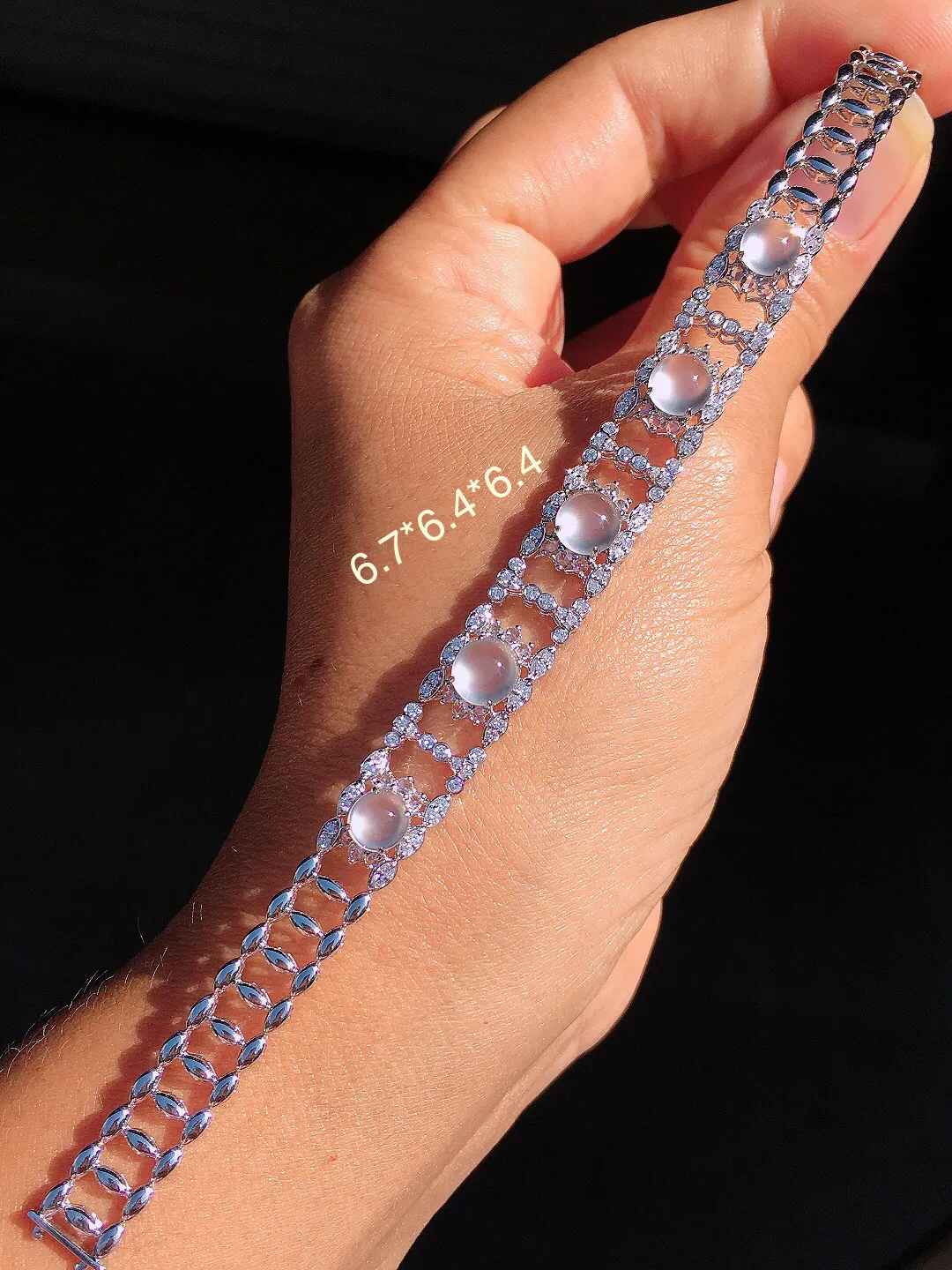 玻璃种蛋面手链，玉质细腻，荧光感超
强，饱满圆润，尽显优雅气质，18k
金豪华镶嵌