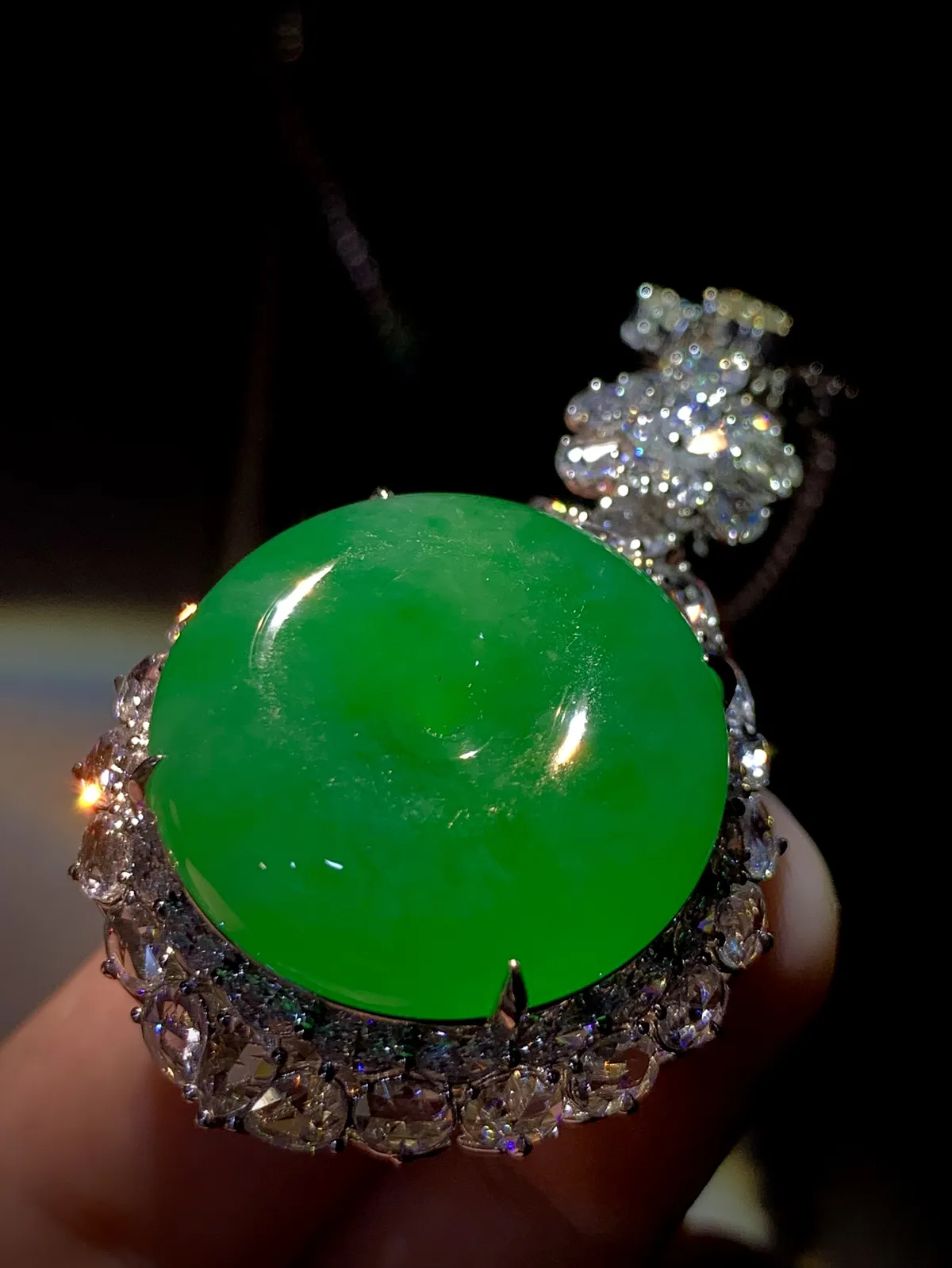 绿平安扣子吊坠套链，
裸石 25-6.5mm，整体48.5-32-18mm，
18K金，南非钻，含链49.75g，