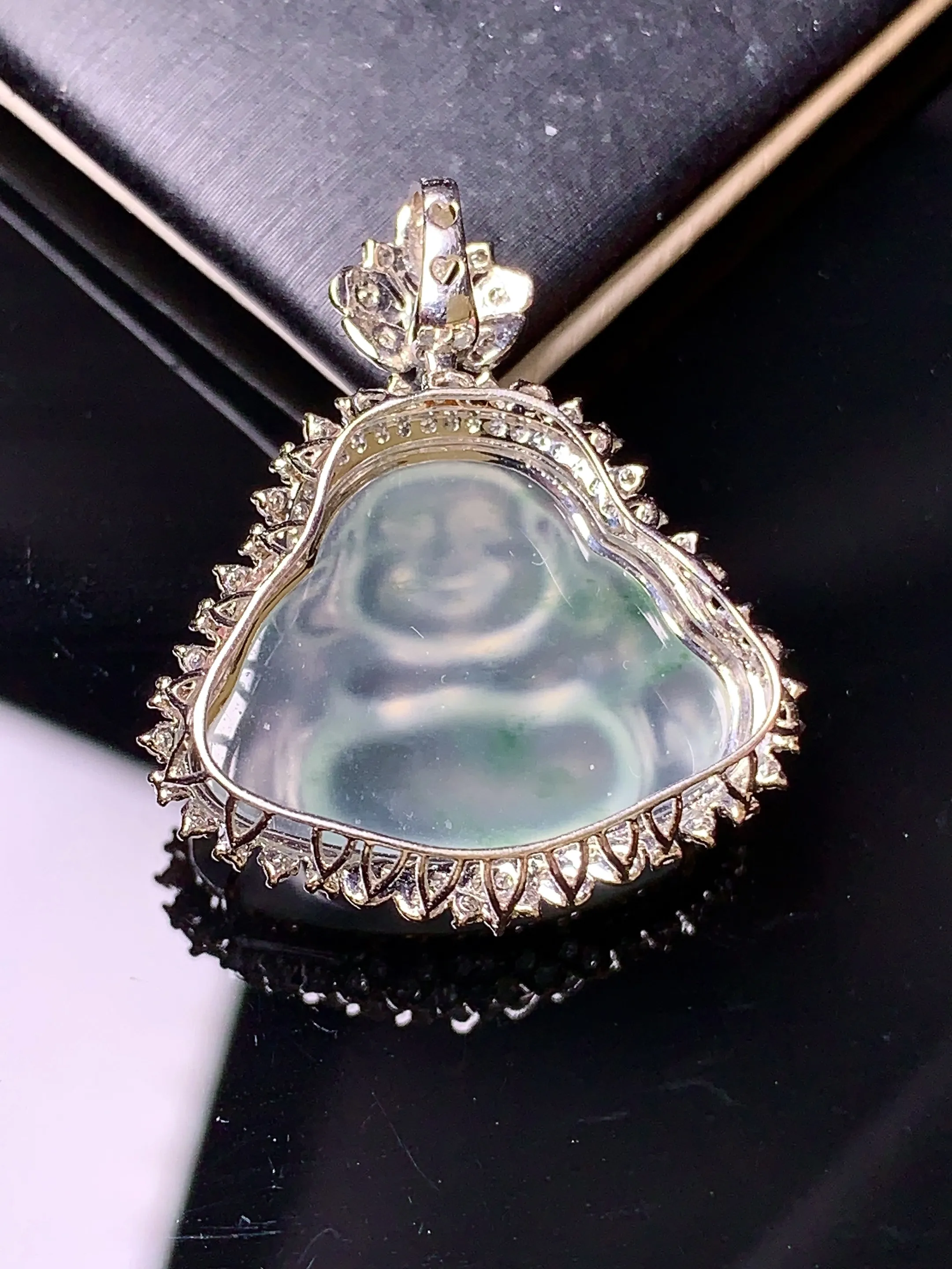 18k金钻镶嵌冰种佛公吊坠 玉质细腻 色泽清新艳丽 整体尺寸27.7*24*9.3