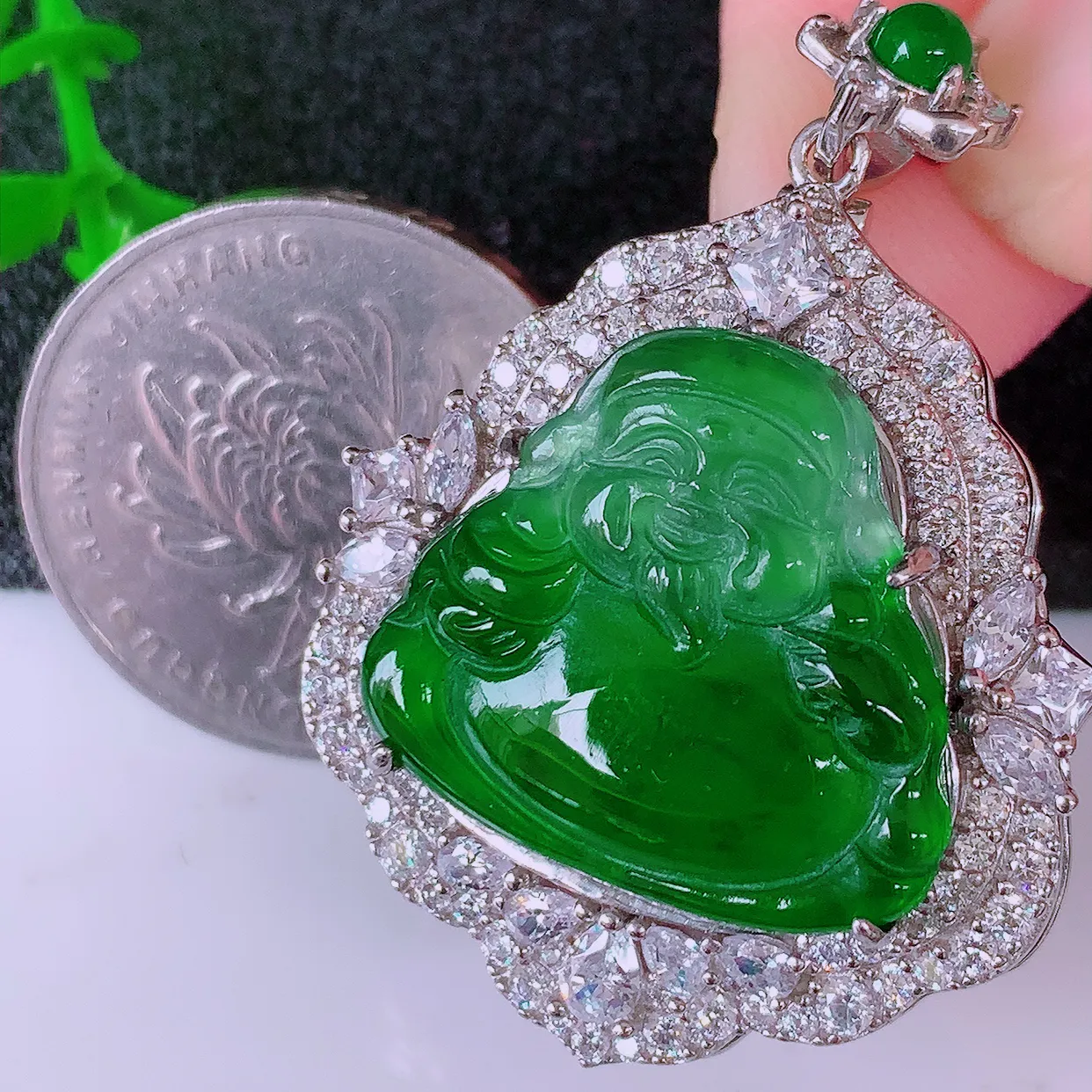 冰透满绿翡翠925银镶嵌财神爷吊坠，自然光实拍，翠色灵动，颜色漂亮，种老水足，品相佳，佩戴佳品！#98.12整体40.8*28.8*9.6裸石21*19.5