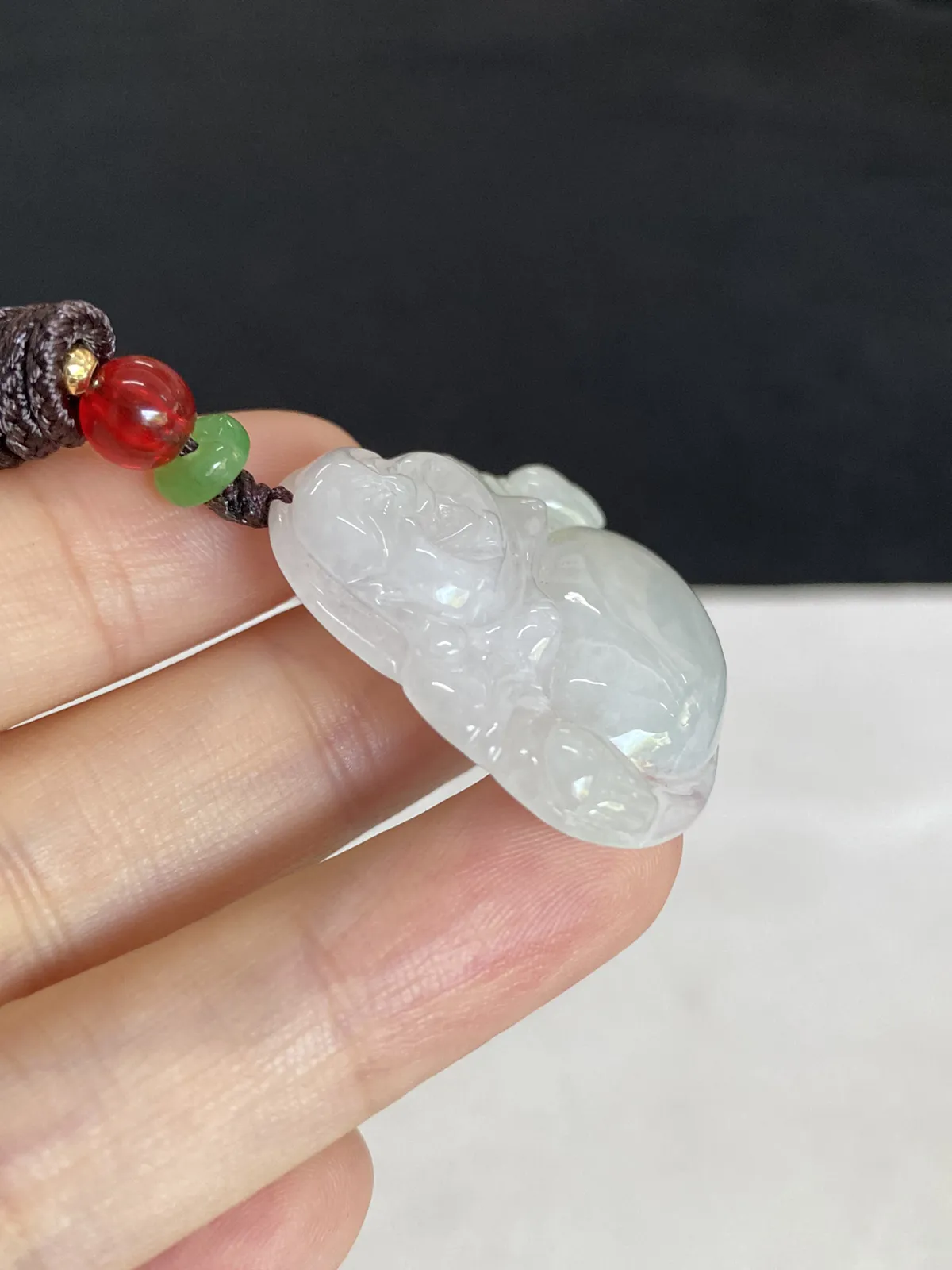 翡翠糯化种白色吊坠，配珠未测