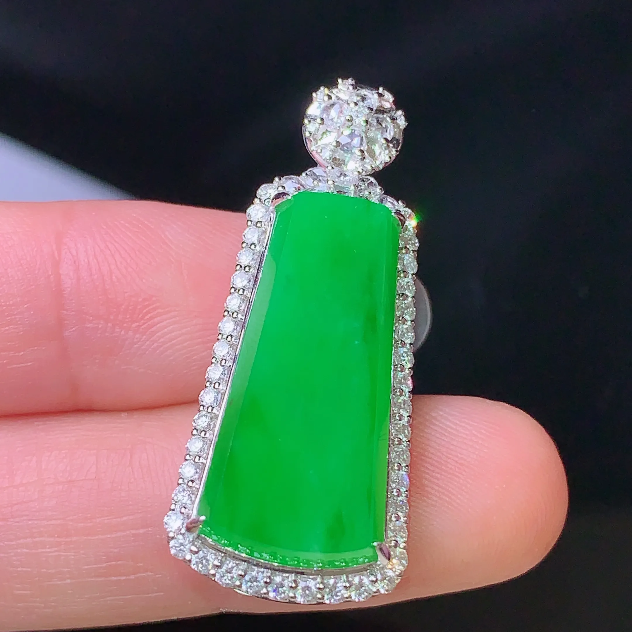 18k金钻镶嵌满绿无事牌吊坠 玉质细腻 色泽清新艳丽 整体尺寸35.2*14.8*9