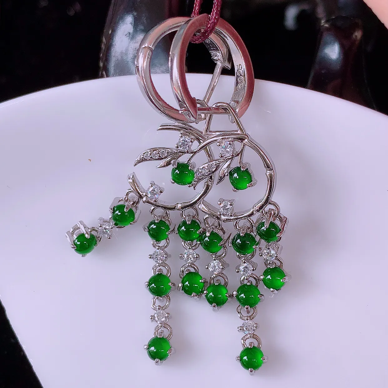 冰透满绿翡翠925银镶嵌耳坠，自然光实拍，翠色灵动，颜色漂亮，种老水足，品相佳，佩戴佳品！#98.12整体45.5-11*4裸石2.8*2.8