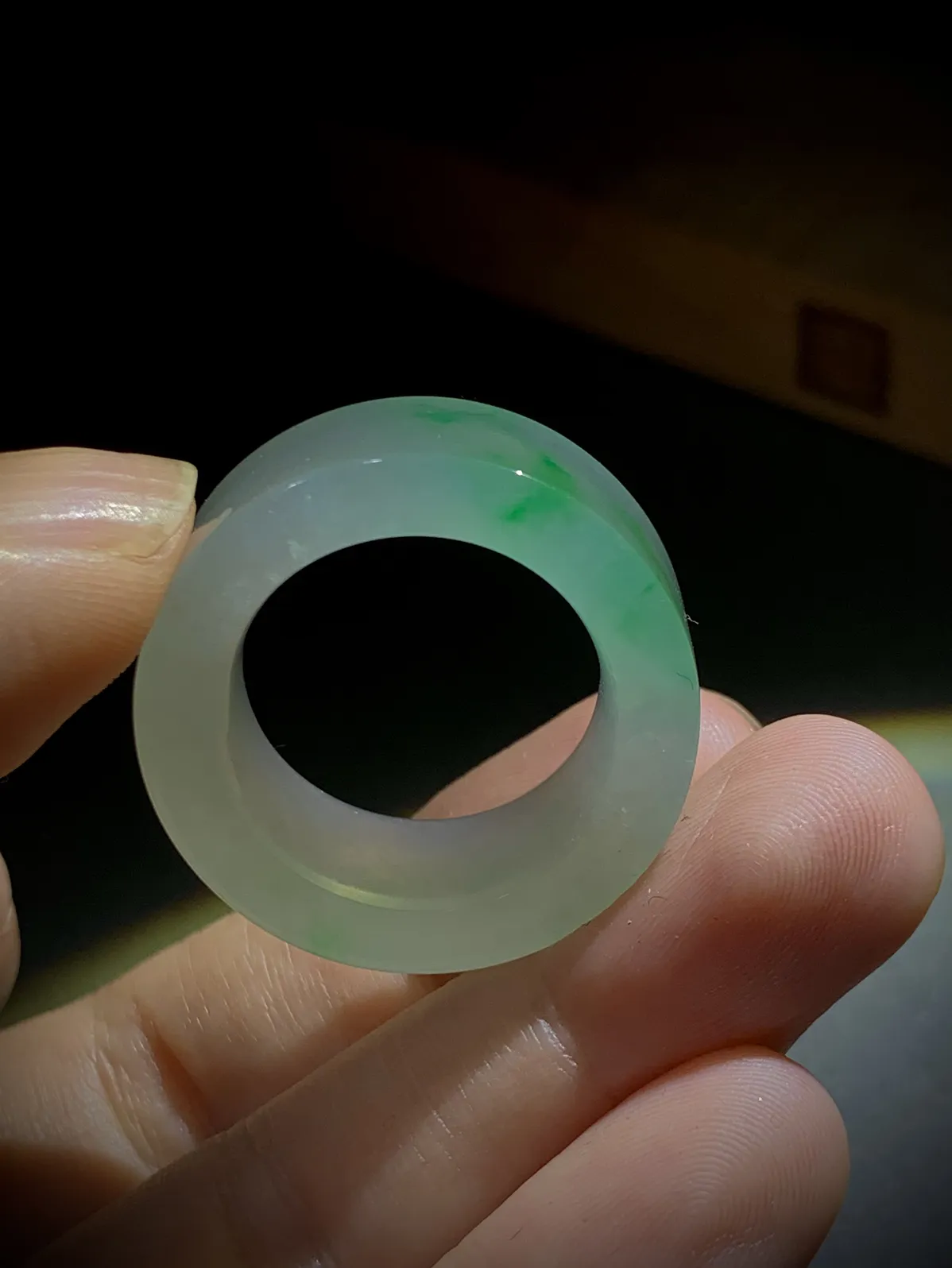 绿花宽版扳指，指环，圈戒，
内径28-宽11.8-厚5.2mm，23#，
15.25g