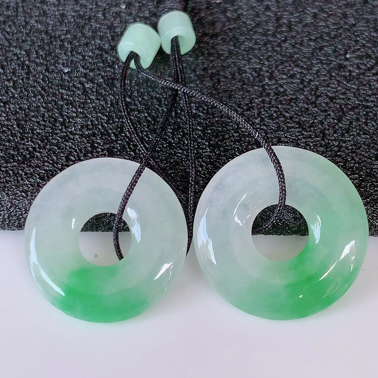 自然光实拍，冰种飘绿翡翠一对平安扣耳坠，翠色灵动，玉质细腻，颜色漂亮，品相佳，佩戴佳品！配银线 #57.12尺寸15.5-2.8