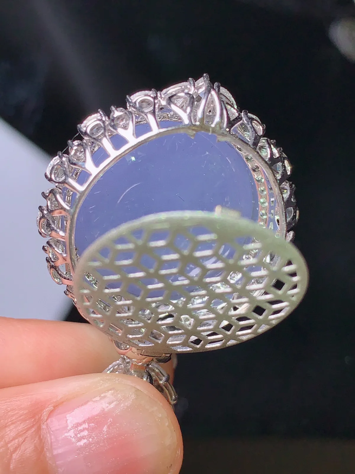 18k金钻镶嵌紫罗兰蛋面吊坠 玉质细腻 色泽清新艳丽 整体尺寸42.5*27.6*20