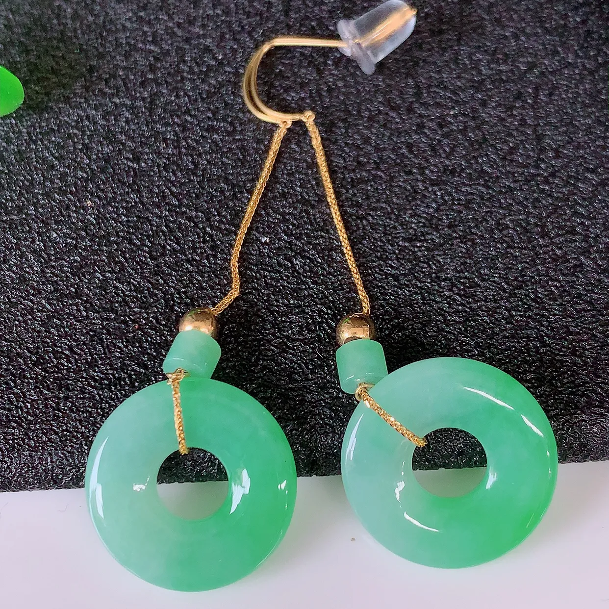 18k金镶嵌冰种飘绿翡翠平安扣耳坠，沁人心脾，耳坠佩戴效果大气出众，尽显气质。种水好，胶感足，颜相当漂亮，高性价比，值得入手品鉴！#41.12整体45.5裸石15*2.5