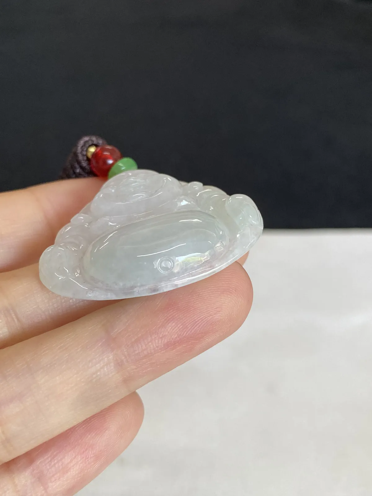 翡翠糯化种白色吊坠，配珠未测