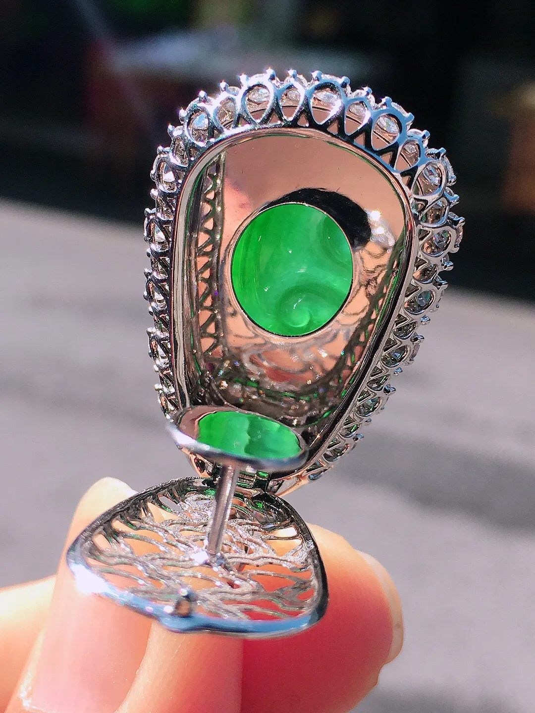 阳绿如意吊坠，色泽均匀艳丽，玉质细腻，荧光感超
强，饱满圆润，尽显优雅气质，18k
金豪华镶嵌