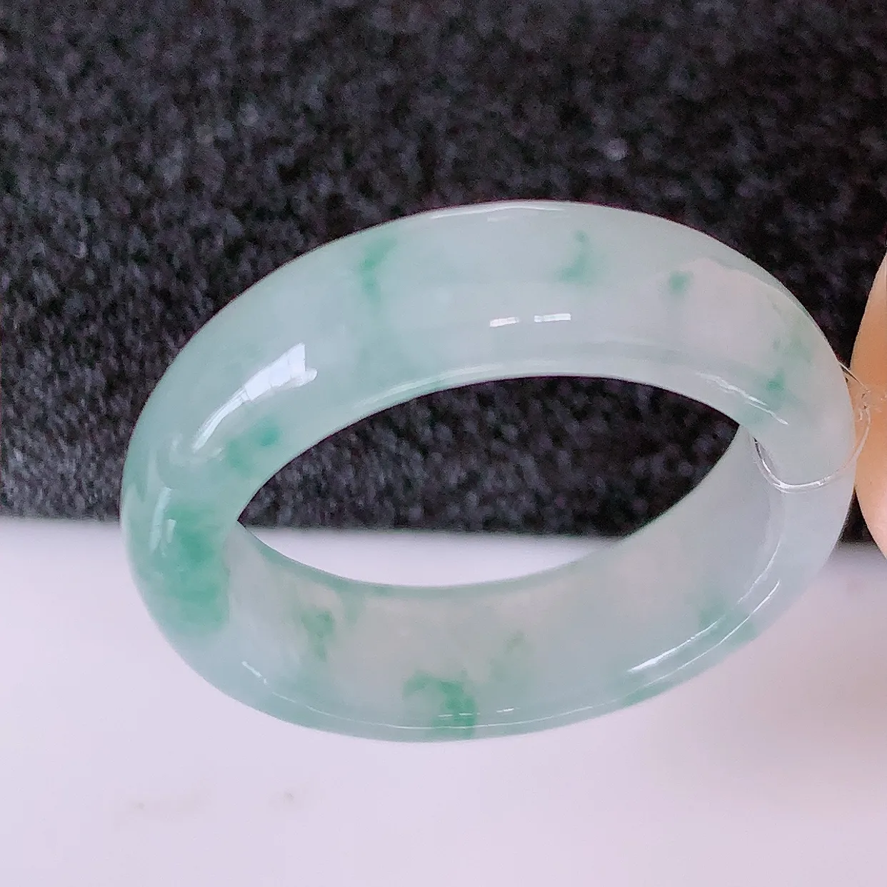 自然光实拍，18.2mm内径翡翠指环，玉戒指，玉质莹润，好精美好冰润的指环，17圈口，上手纤巧！#49.12尺寸18.2-5.8*3